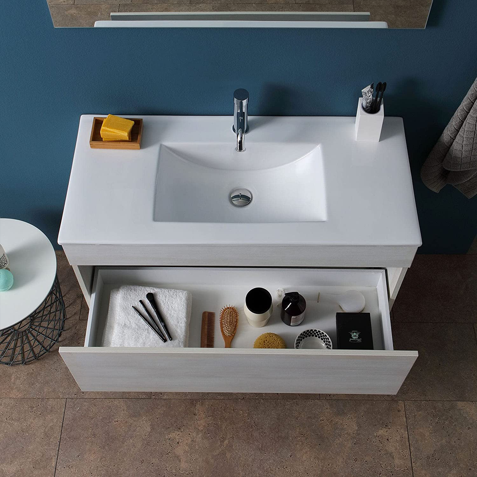 Mueble de baño suspendido "Bogotá" con lavabo de cerámica, cómoda y espejo LED