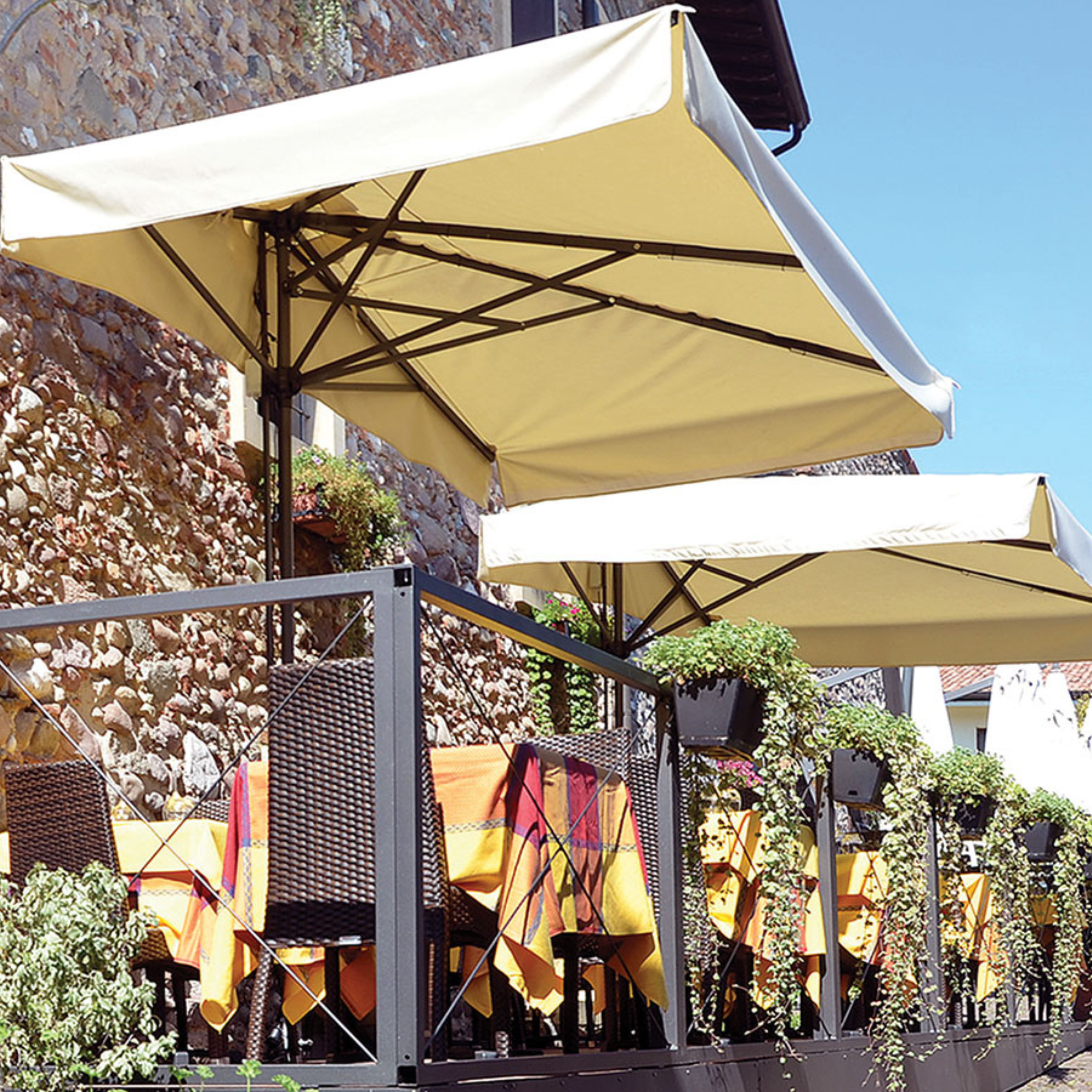 Modern ecru "Mezz'ombra Classic" umbrella with anthracite side pole