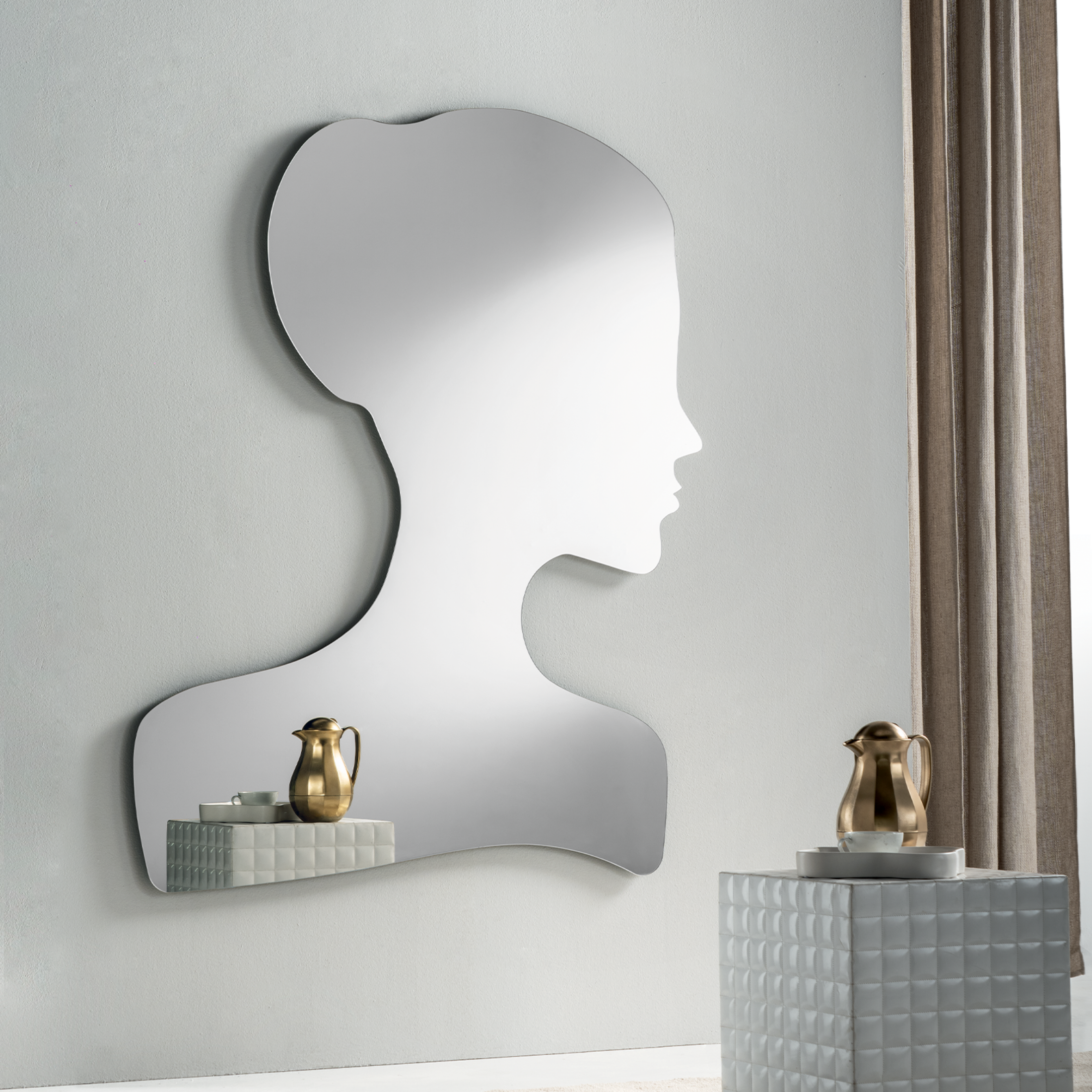 "Diva Specchiata" shaped mirror with a woman's face, 125x160 cm