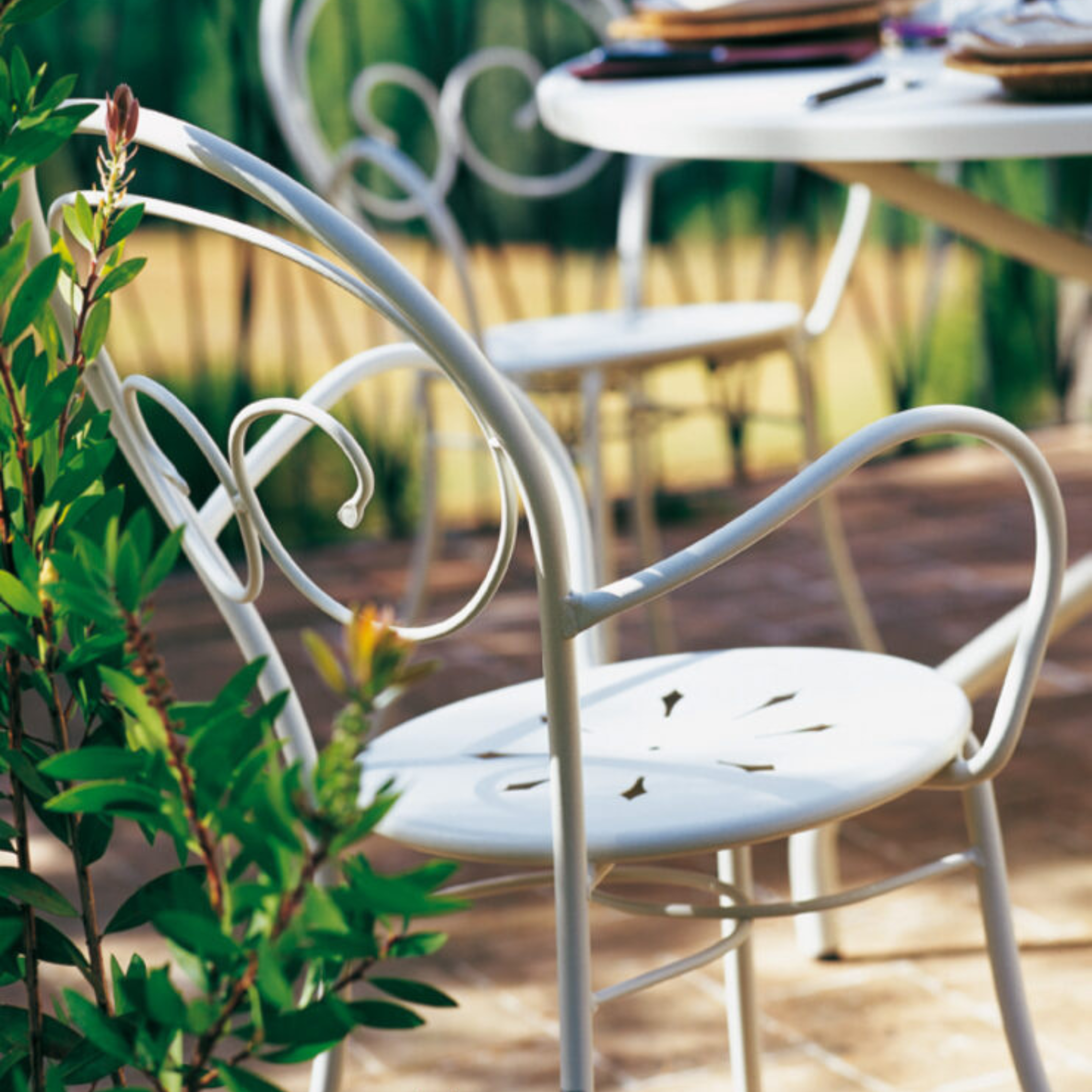 Set of "Mimmo" stackable painted metal garden chairs, 51x52 cm, 89 cm high