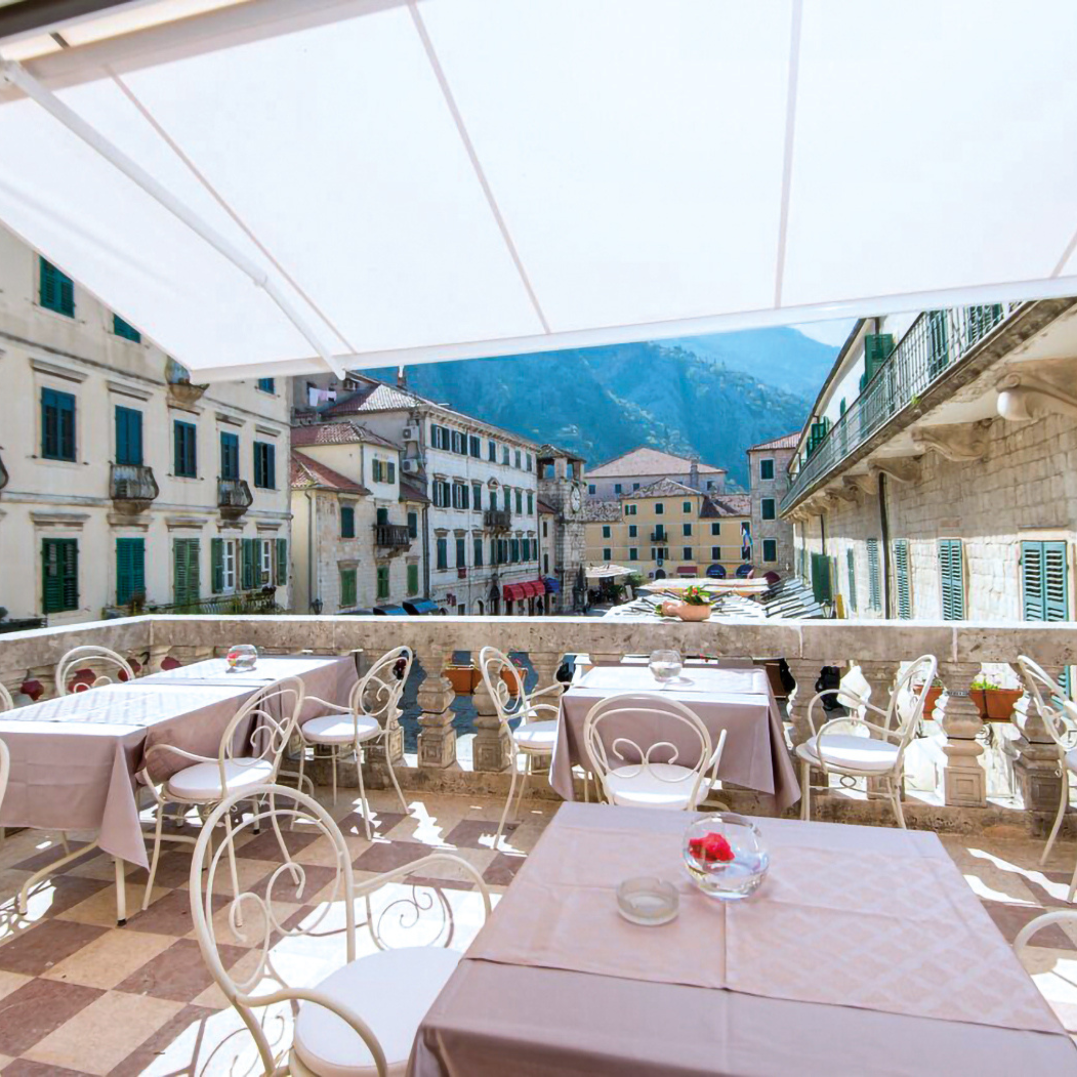 Set of classic "Mimmo" garden chairs in painted metal, stackable, 43x52 cm, 89h