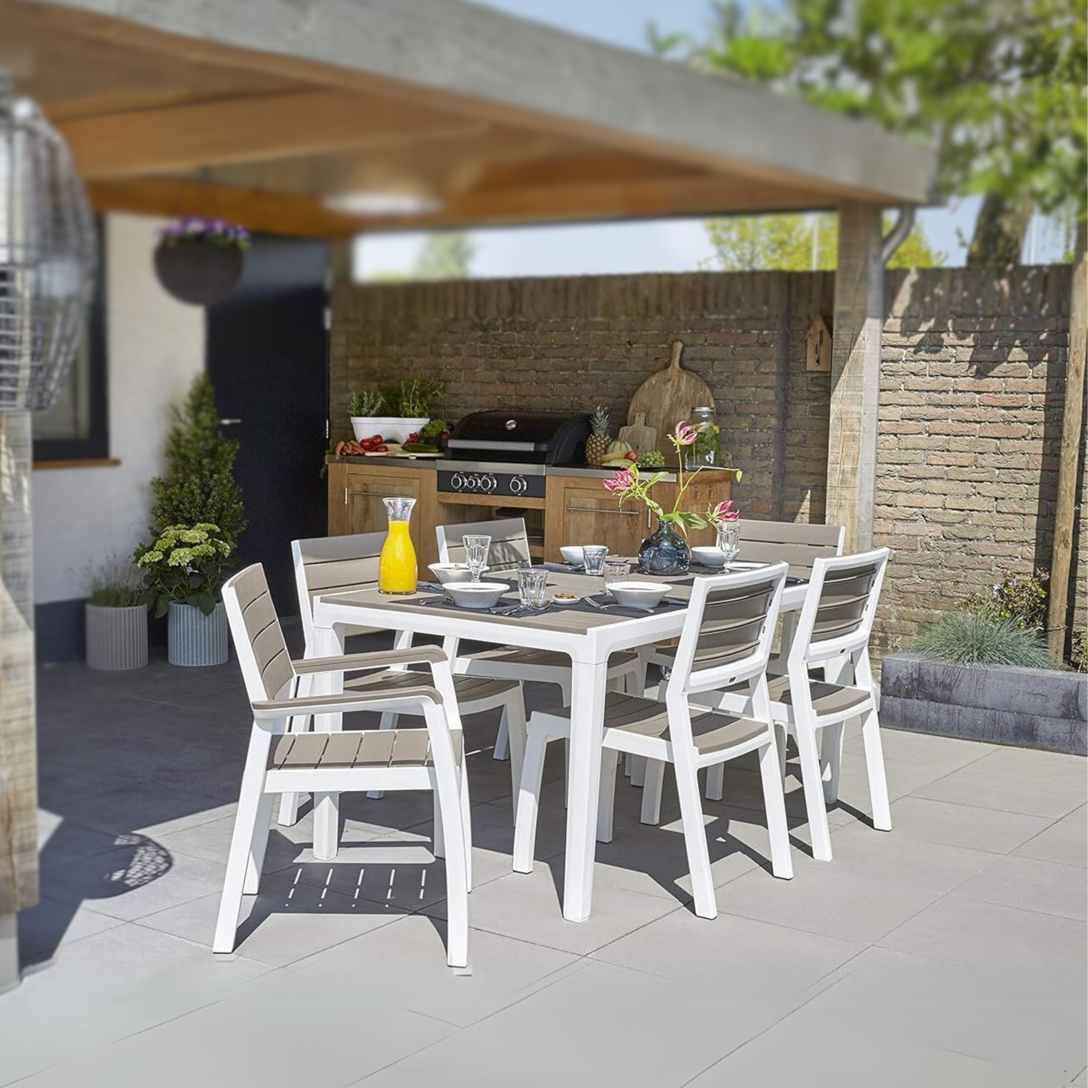 Set of stackable "Harmony" garden chairs with armrests in wood-effect resin, 58x58 cm, 86 cm high