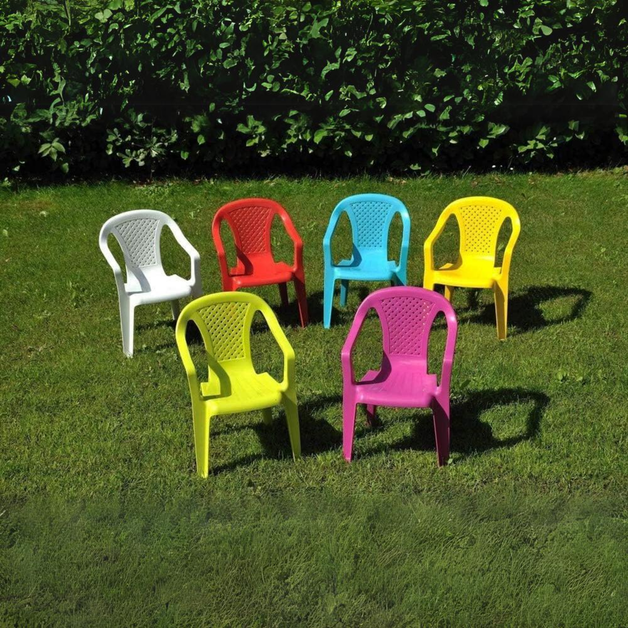 Set of 4 "Formica" children's garden chairs in coloured resin, 36.5 x 40 cm, 52 cm high.
