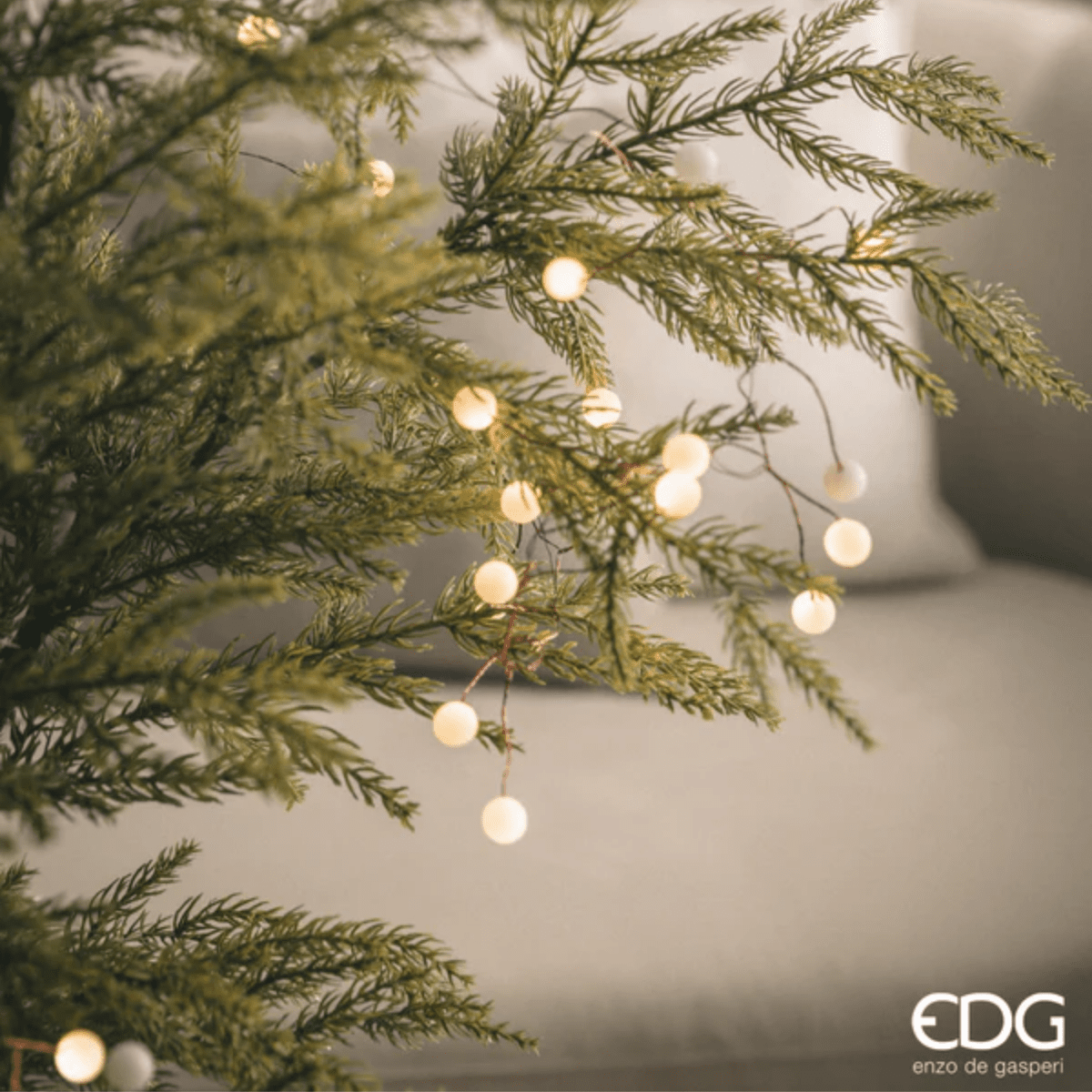 Albero di Natale "Pino Luxury New" con LED integrati, in PE Effetto Real Touch - MondoViro