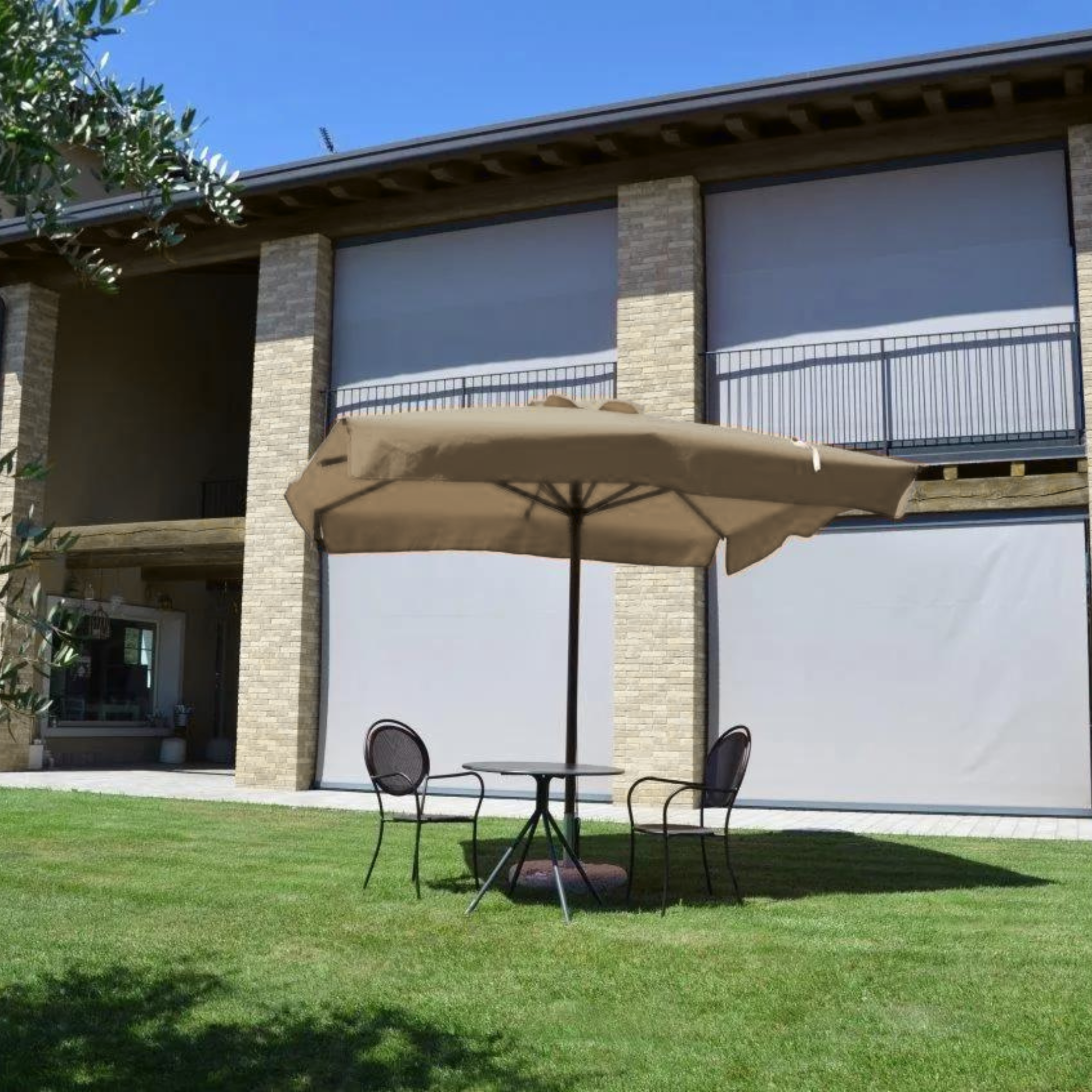 Modern "Corallo Glamour" umbrella with oak-effect central pole