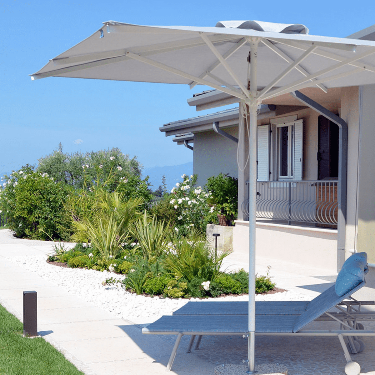 Ombrellone moderno "Zaffiro Classic" con palo centrale bianco - MondoViro