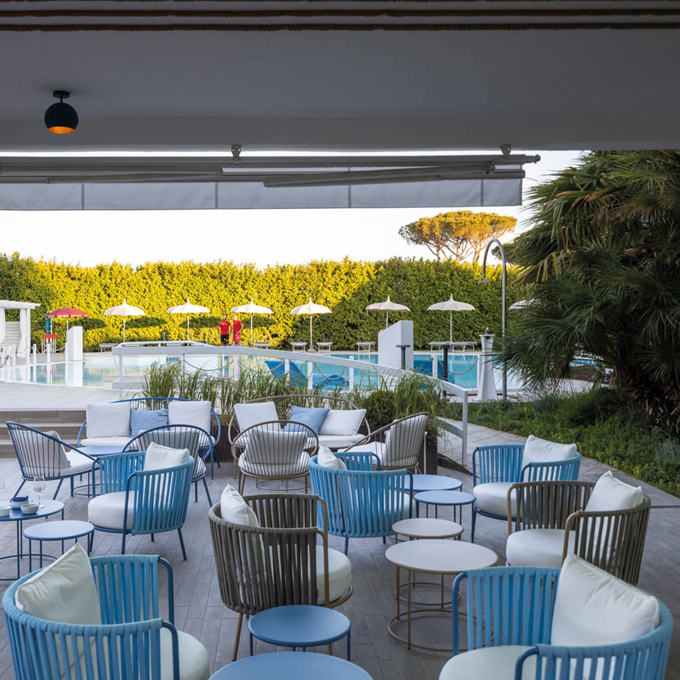 "Daisy" round metal coffee table for the garden, height 45 cm