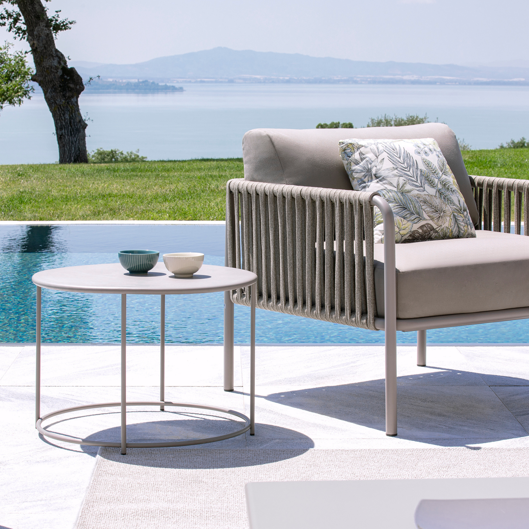 "Daisy" round metal coffee table for the garden, height 45 cm