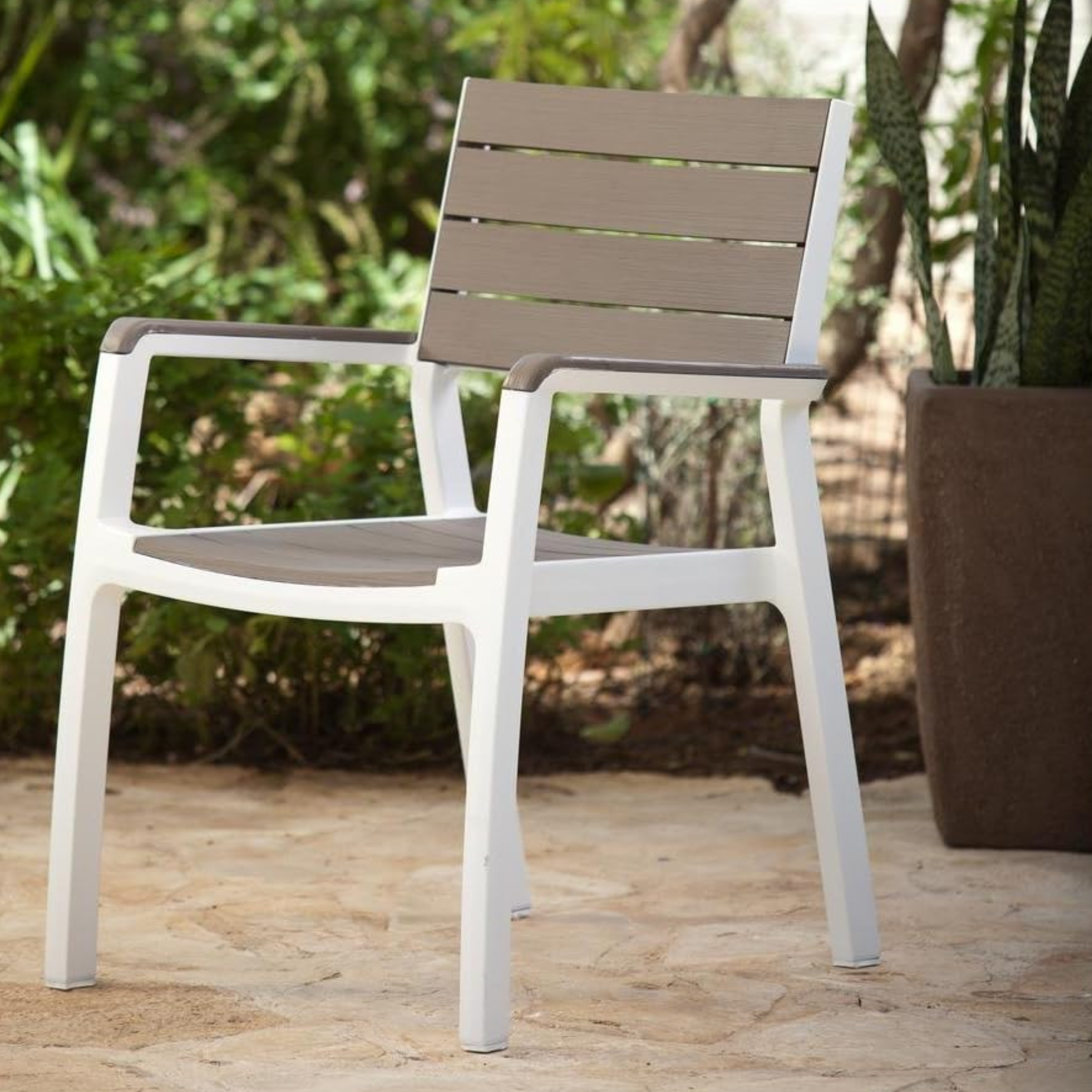 Set of stackable "Harmony" garden chairs with armrests in wood-effect resin, 58x58 cm, 86 cm high