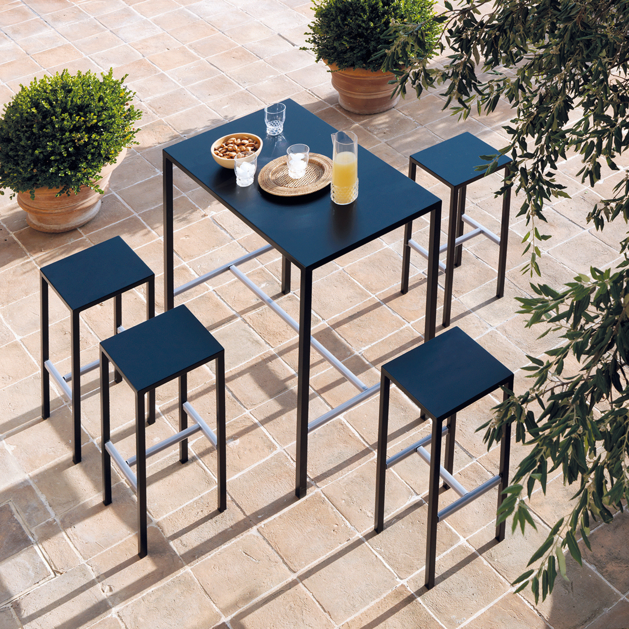 Mesa alta "Seaside" de metal pintado para bares y jardines modernos, h 110 cm