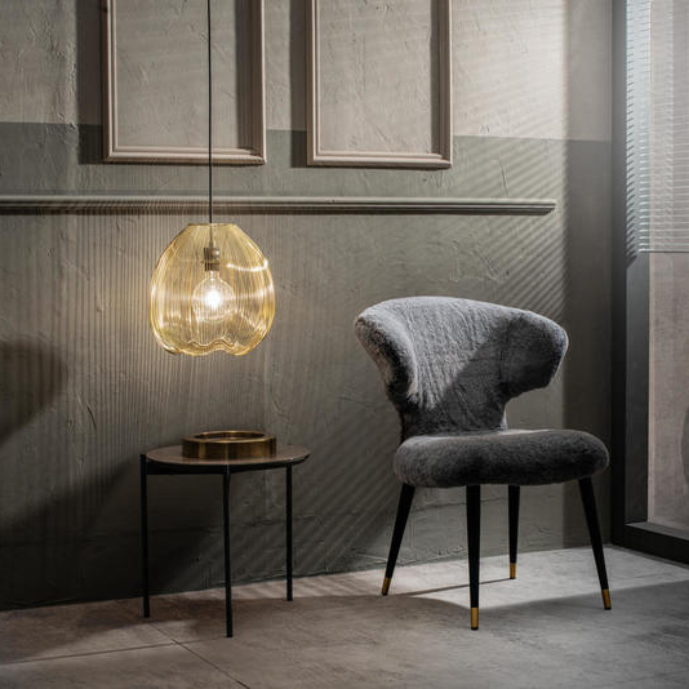 Poltrona imbottita in pelliccia sintetica "Elena" con gambe in metallo cm 66x64 87h