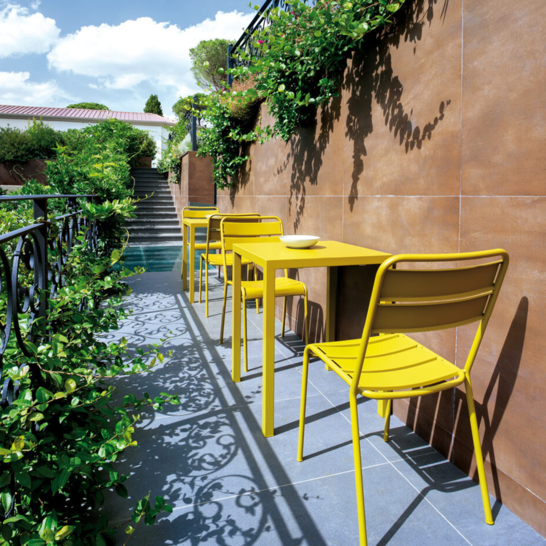 Set of modern and stackable "Twist" painted metal garden chairs, 45x57 cm, 86 cm high.