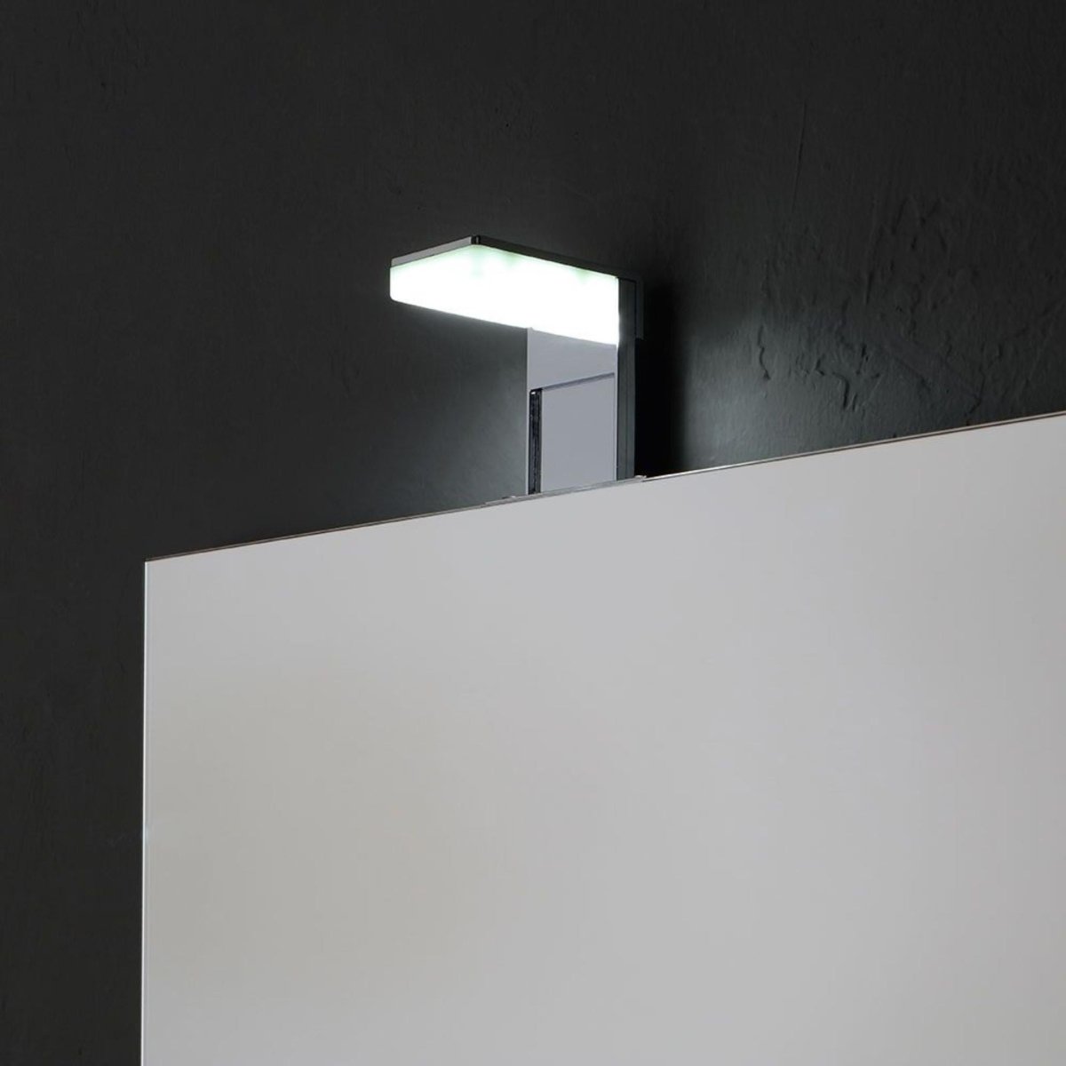 Specchio rettangolare a led "Salem" senza cornice con lampada cm 50x70 - MondoViro