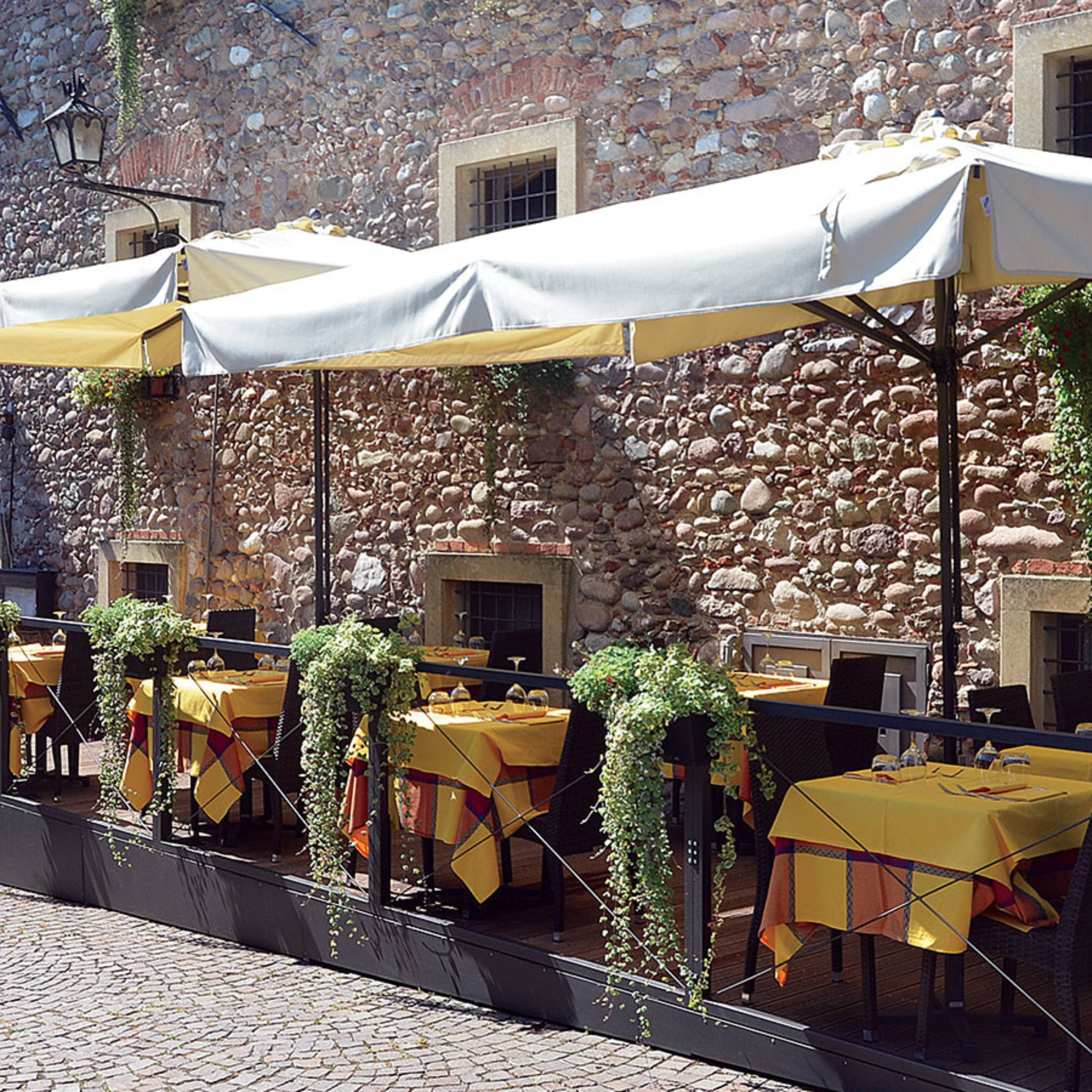 Modern ecru "Mezz'ombra Classic" umbrella with anthracite side pole