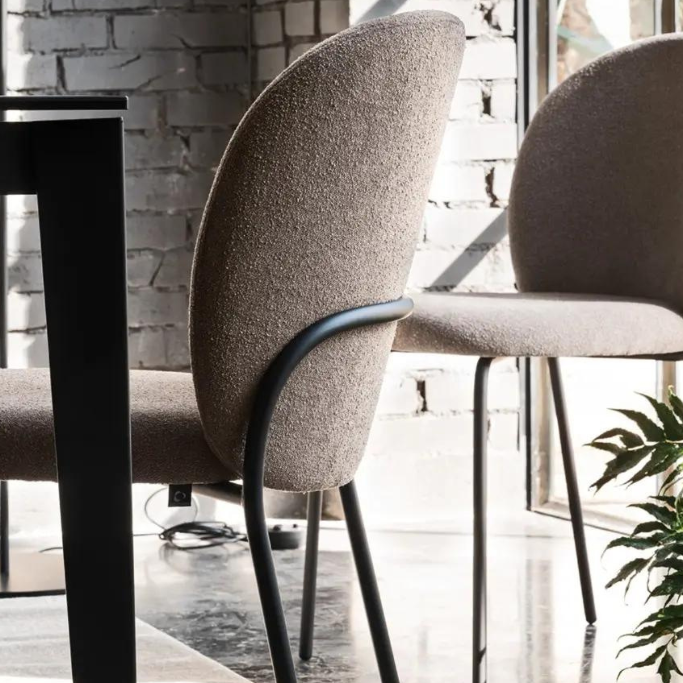 Set of modern living room chairs "Cozy Mid" in metal with padded seat cm 46.5x57.5 82.5h