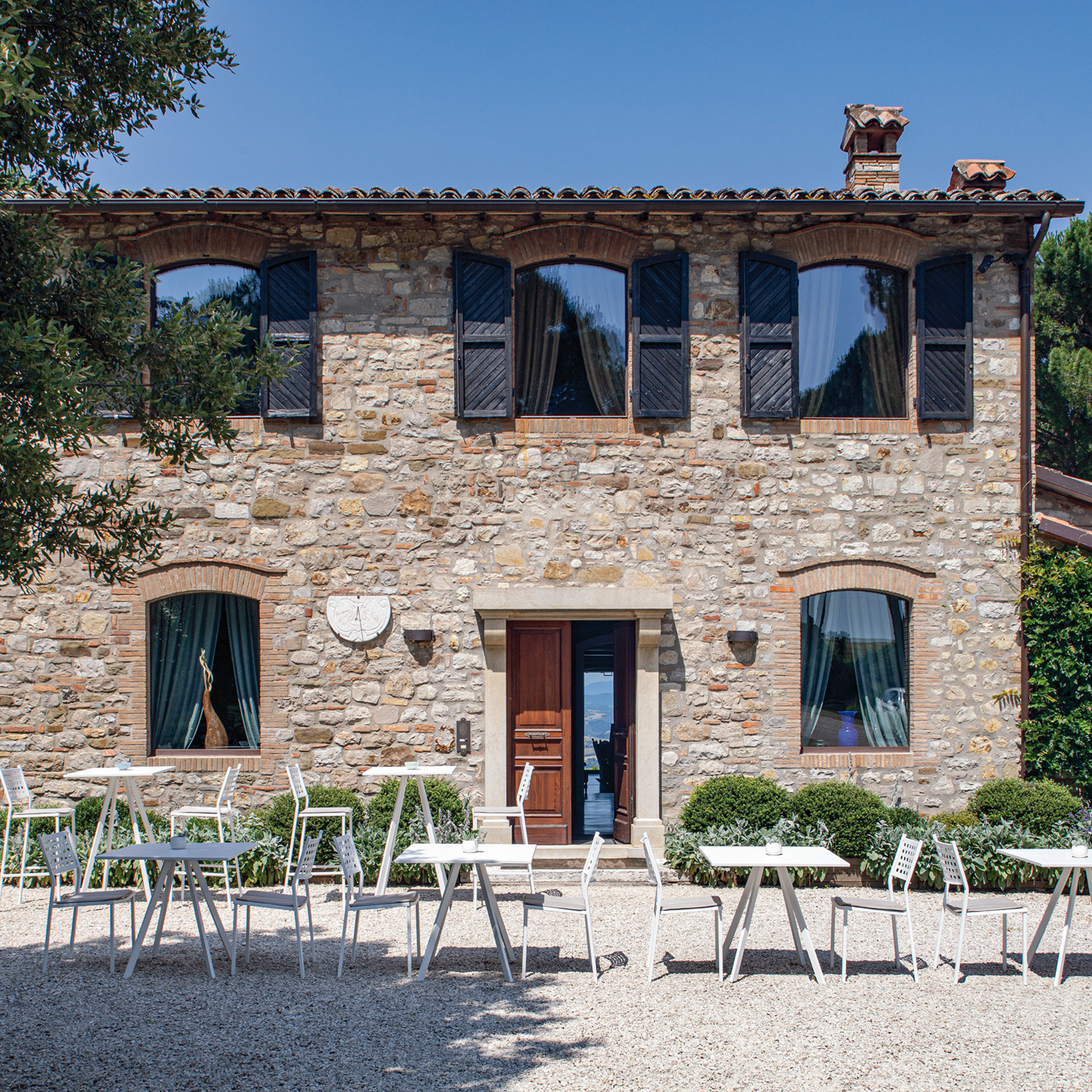 Set of "Alice" metal garden chairs with armrests, stackable, 53x53 cm, 85 cm high.