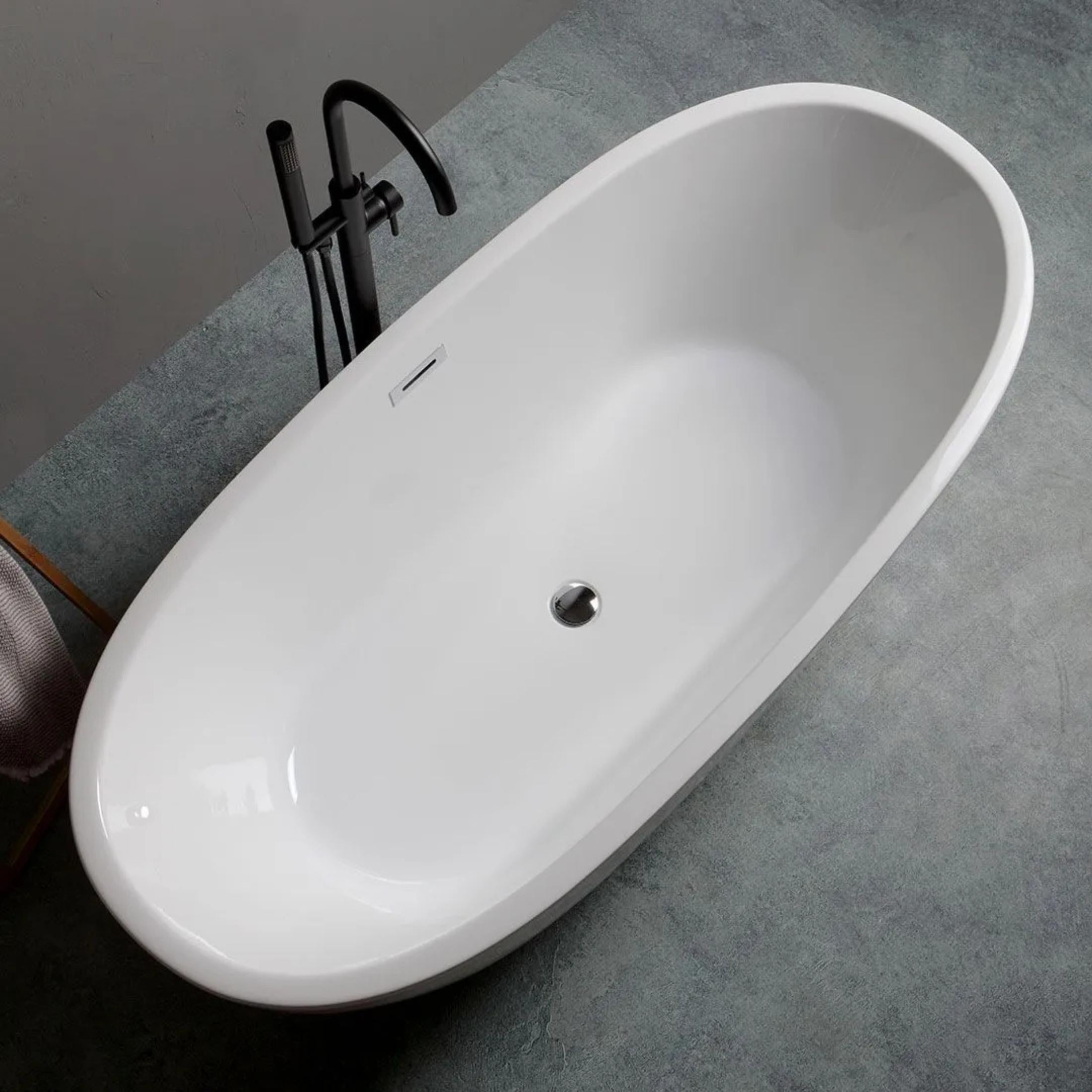 "Clarissa" oval freestanding bathtub in white acrylic, 165x75 cm, 59h