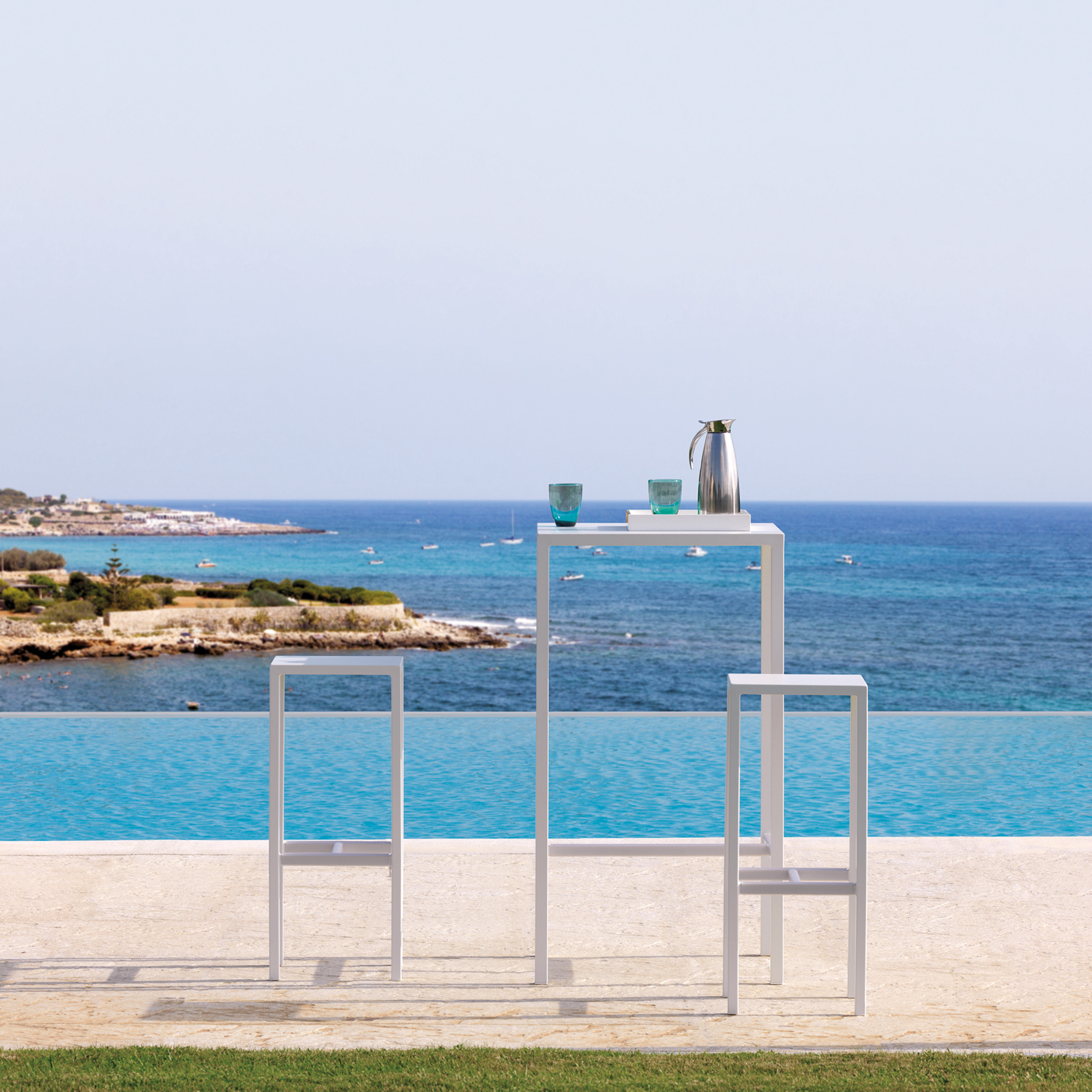 "Quatris" high square table in painted metal for modern bars and gardens