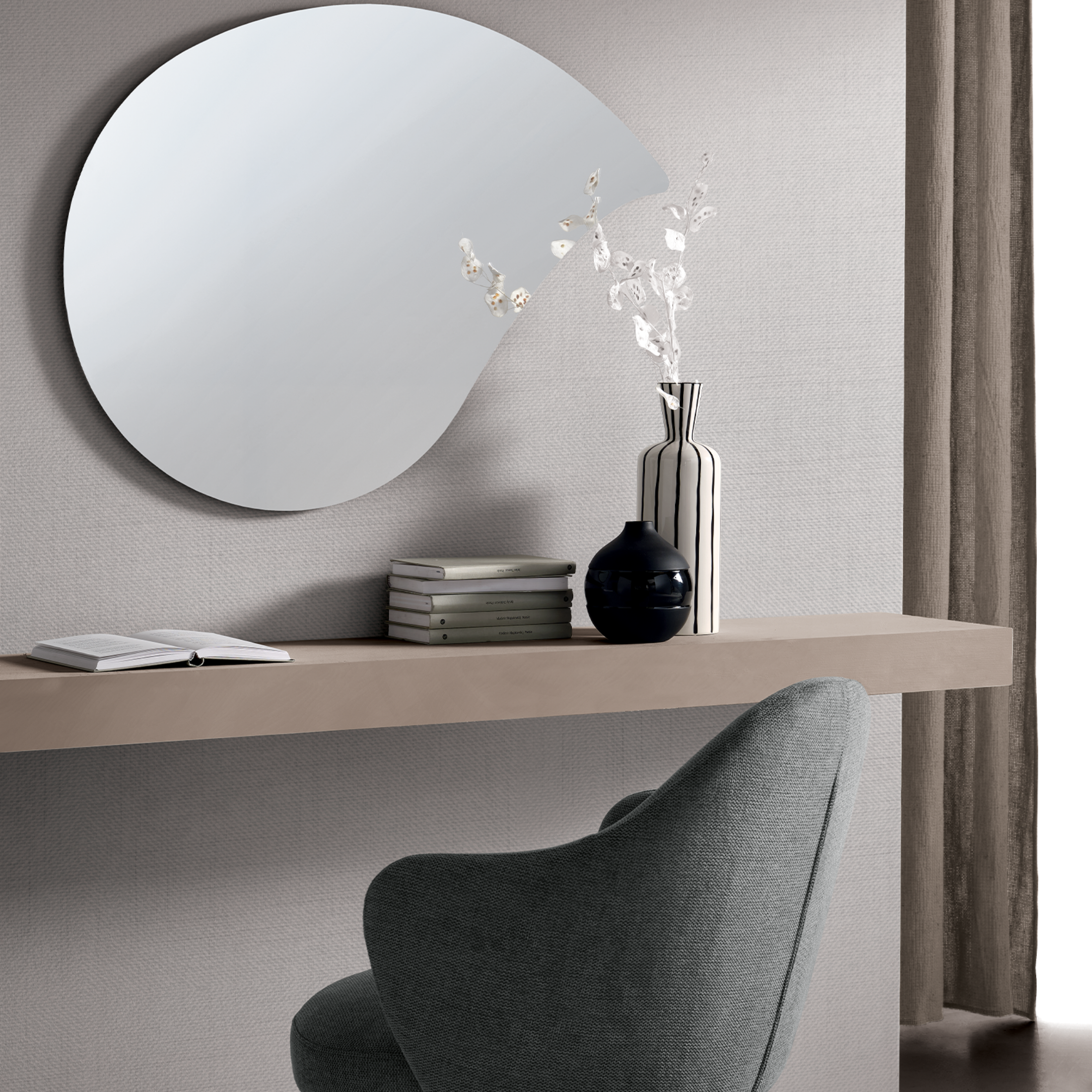 "Acqua" decorative mirror, drop-shaped, with a fluid and contemporary design, 90x62 cm.