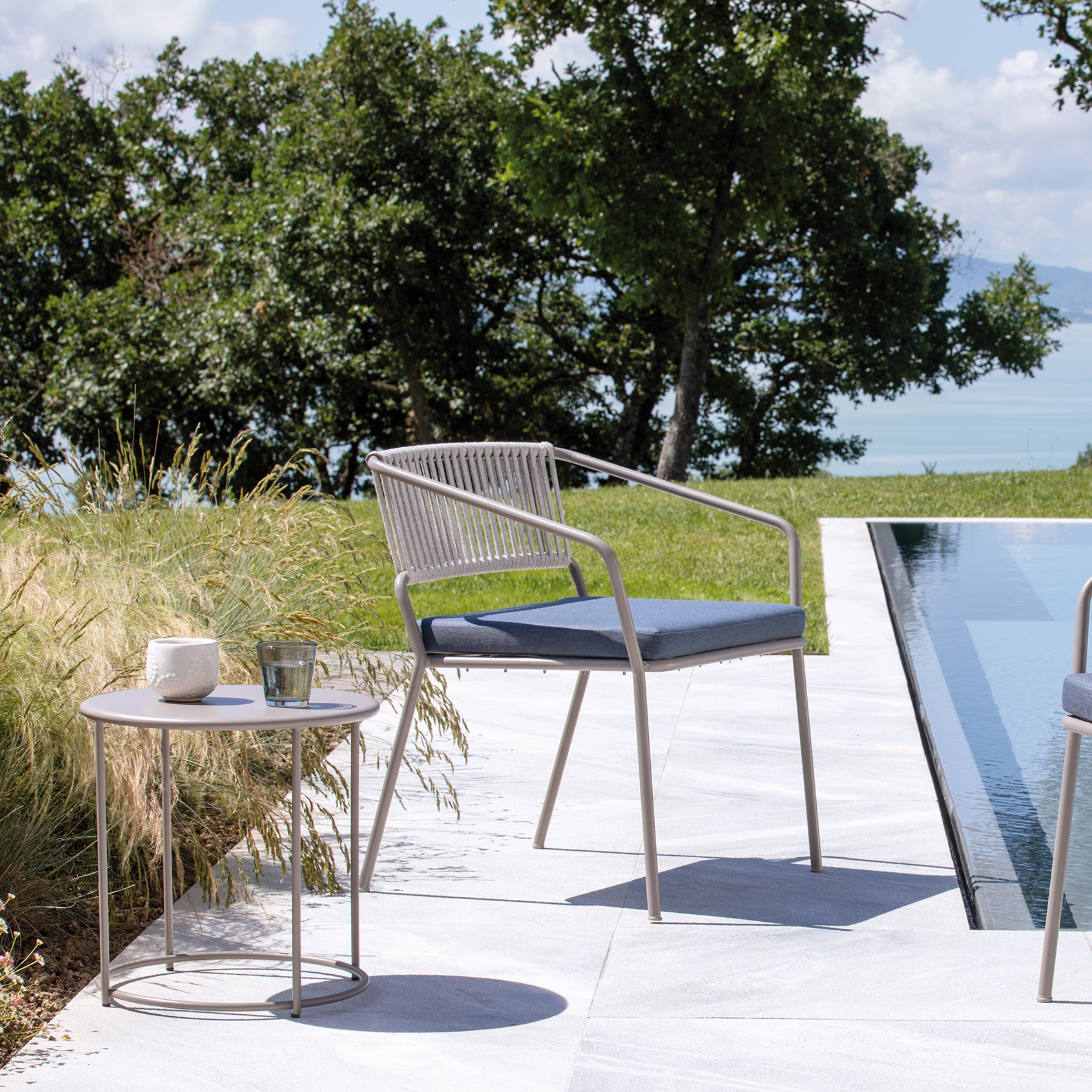 "Daisy" round metal coffee table for the garden, height 45 cm