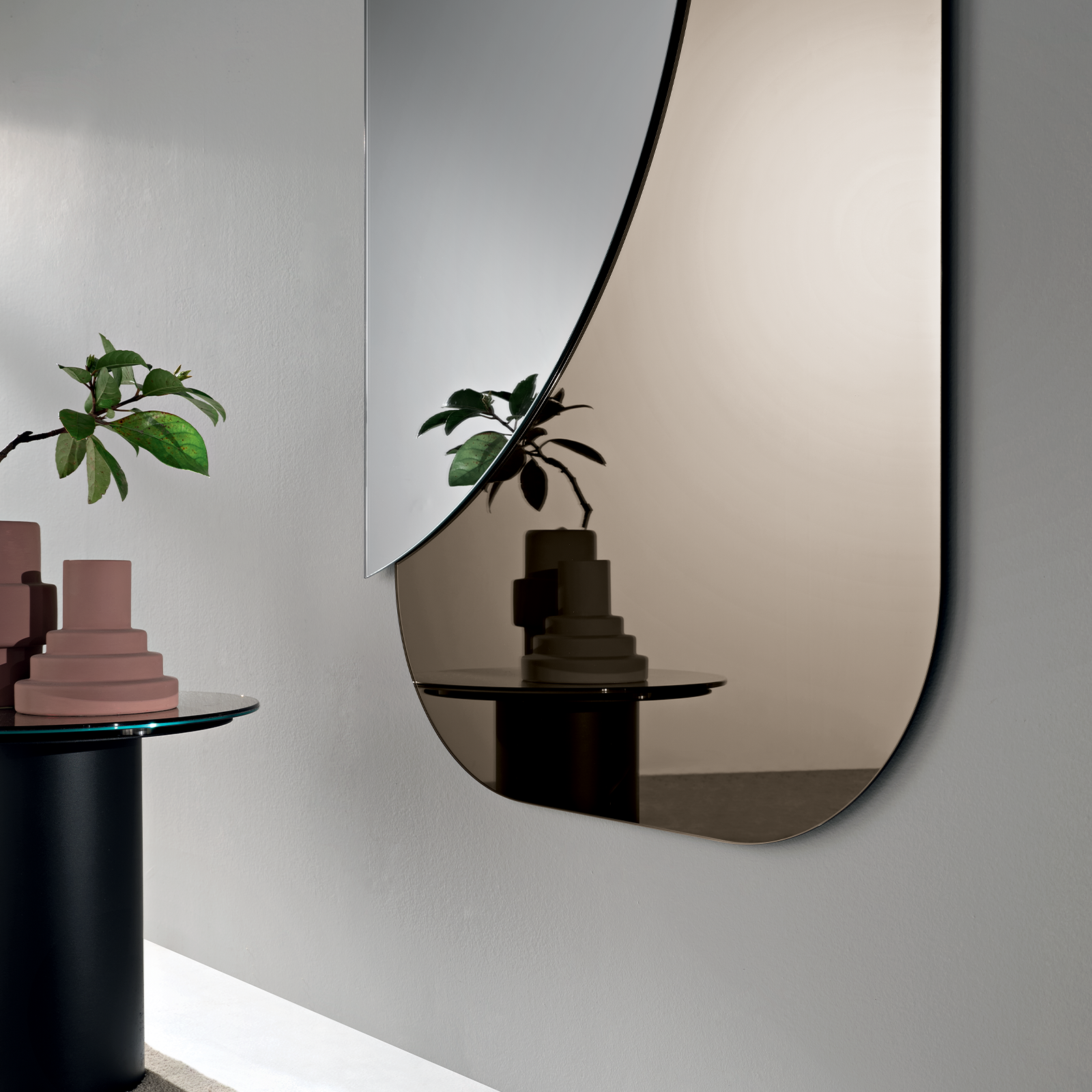 "Adapt" mirror made up of two overlapping shaped plates for any furnishing style
