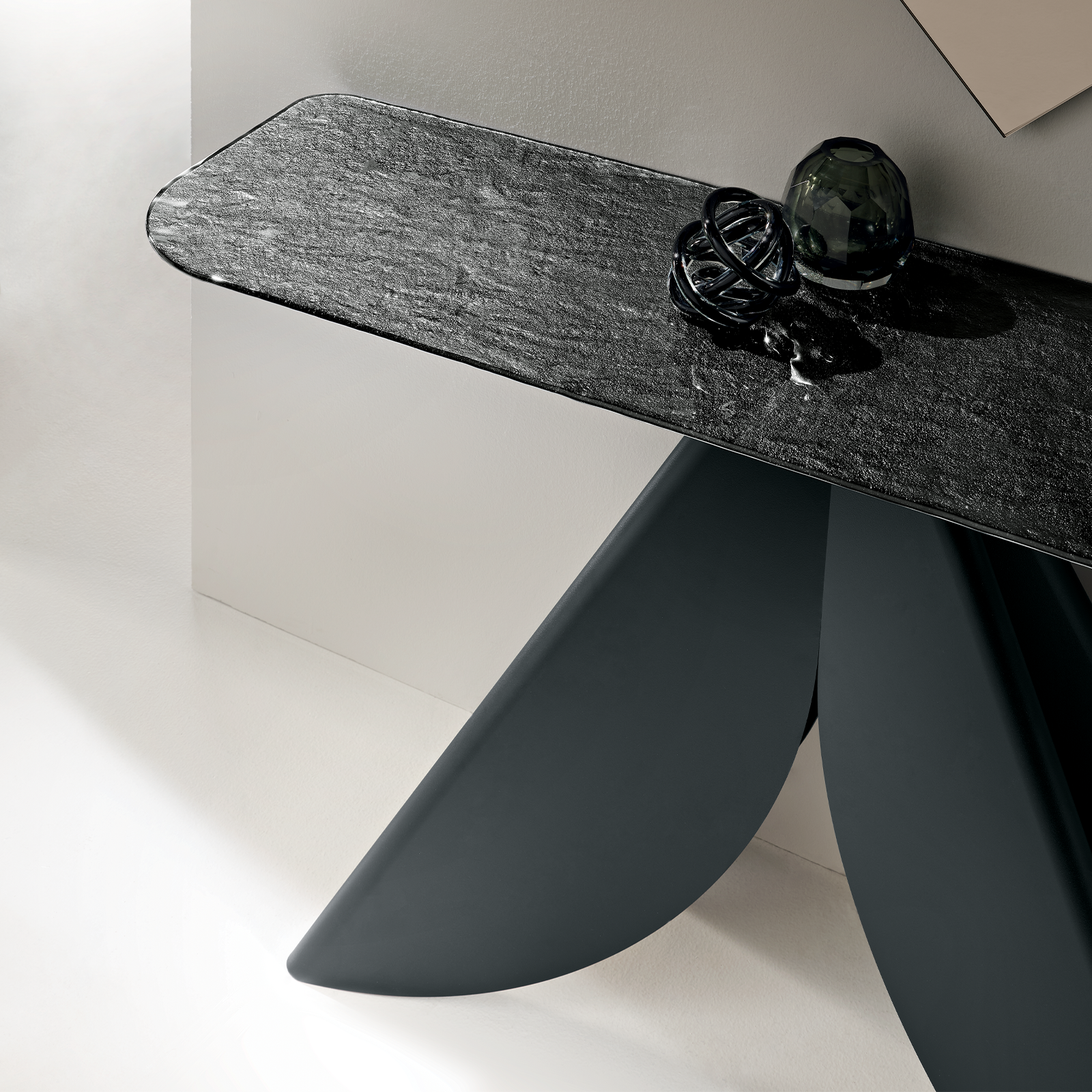 "Versus" console table with black or pearl beige painted metal base, 140x40 cm, 76h