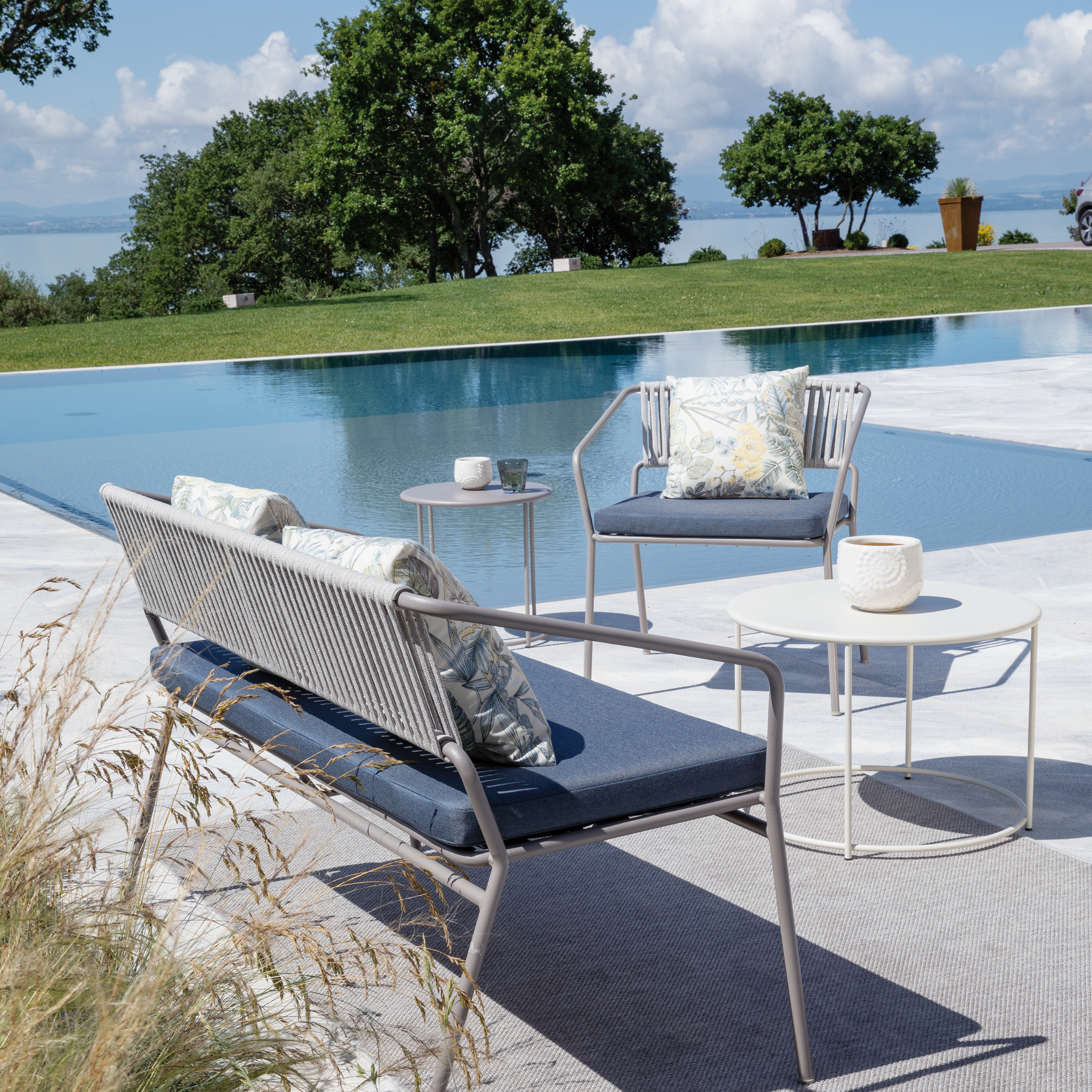 "Daisy" round metal coffee table for the garden, height 45 cm