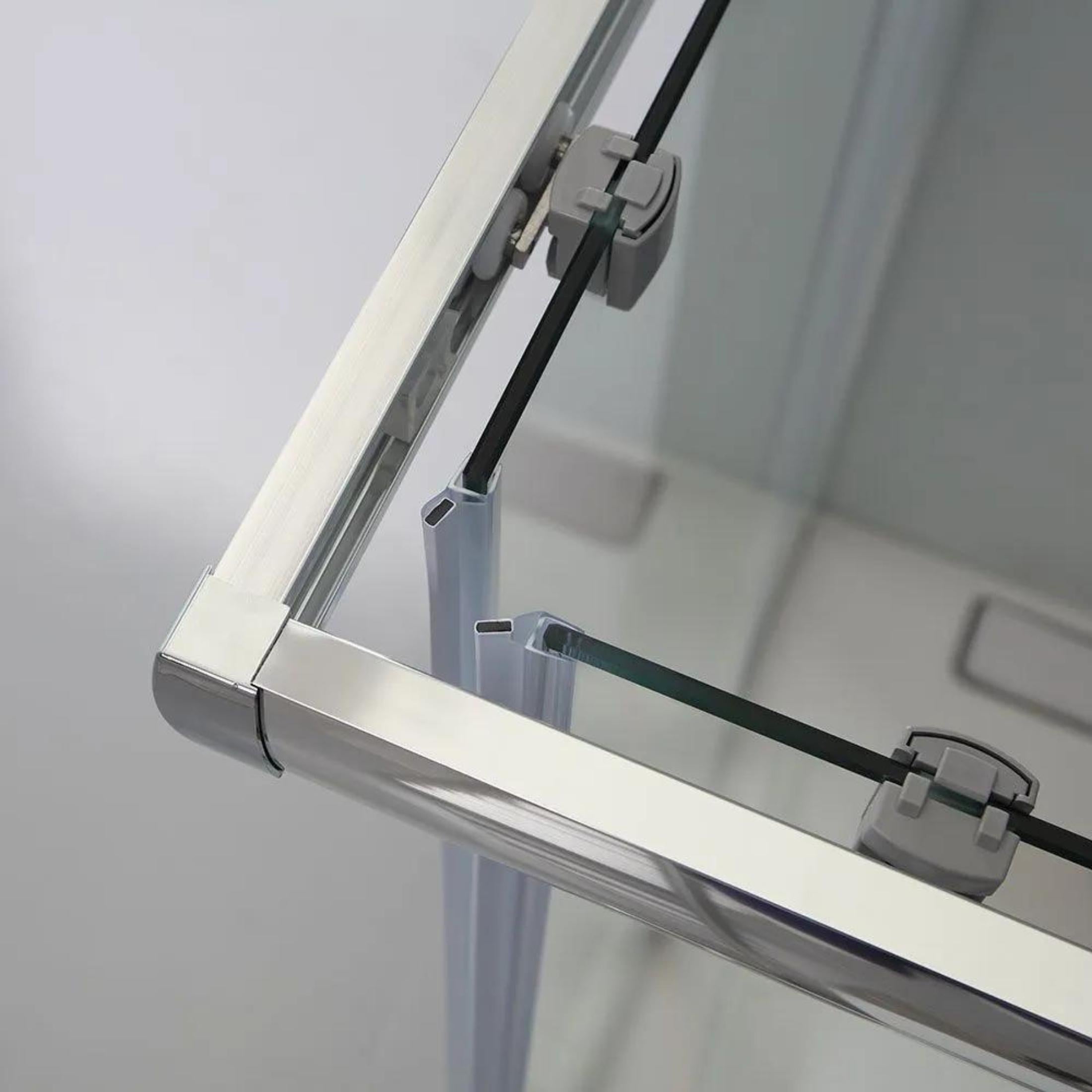 "Genova Two" shower enclosure with sliding doors in transparent tempered glass, 185 cm high.