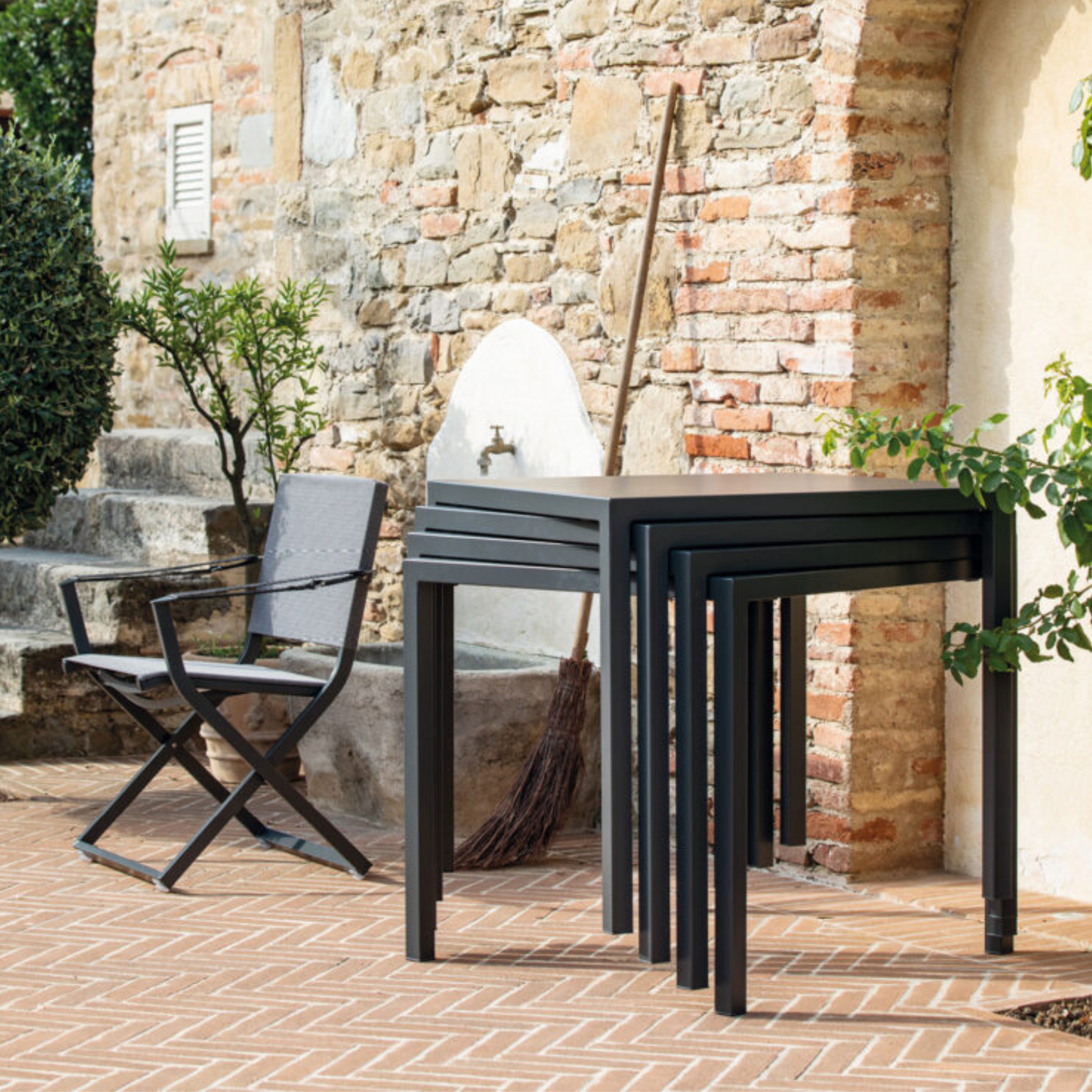 "Quatris" modern fixed square metal table for bars and gardens, stackable, height 75 cm.