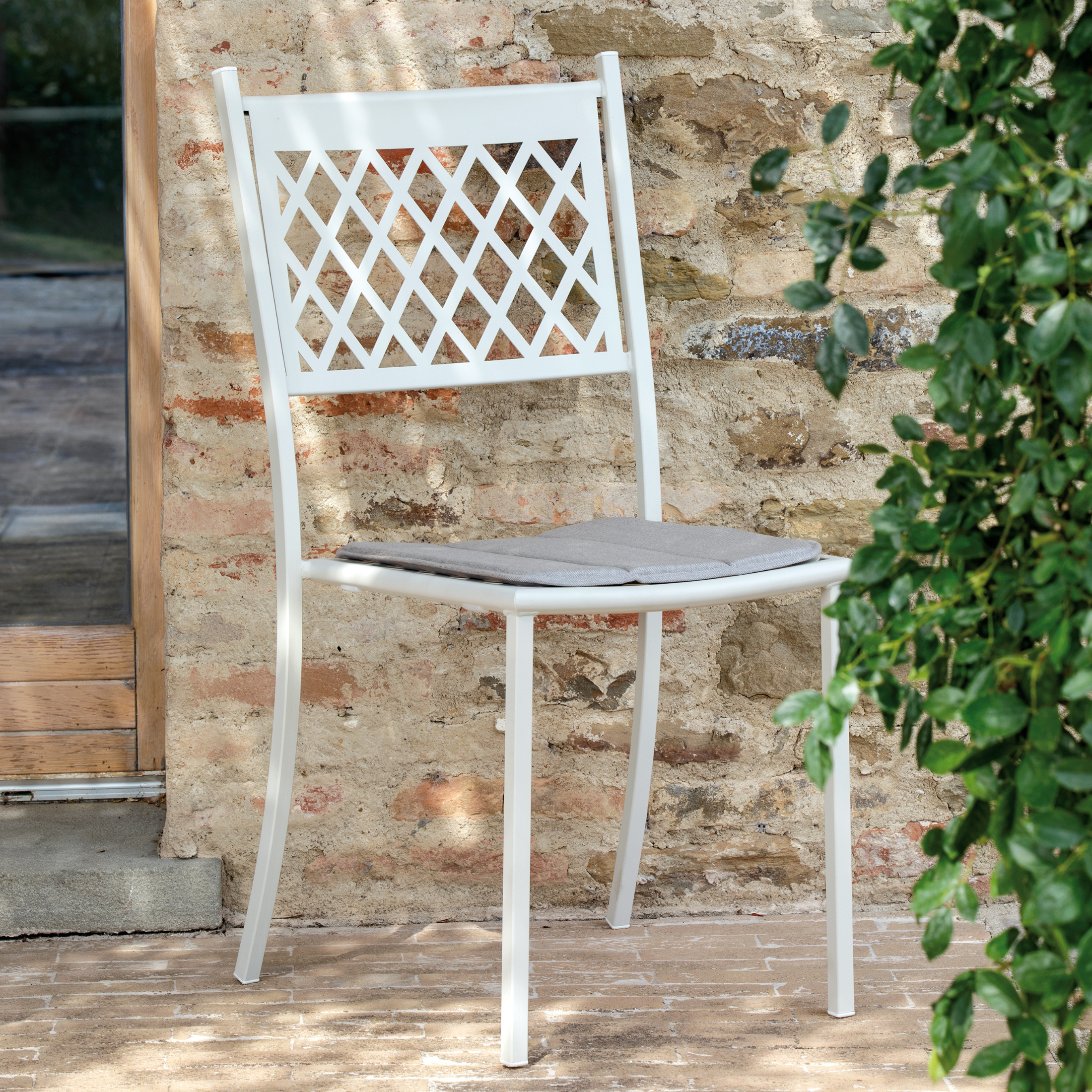 Set of modern garden chairs "Summertime" in painted metal, stackable, 49x57 cm, 95 cm high.