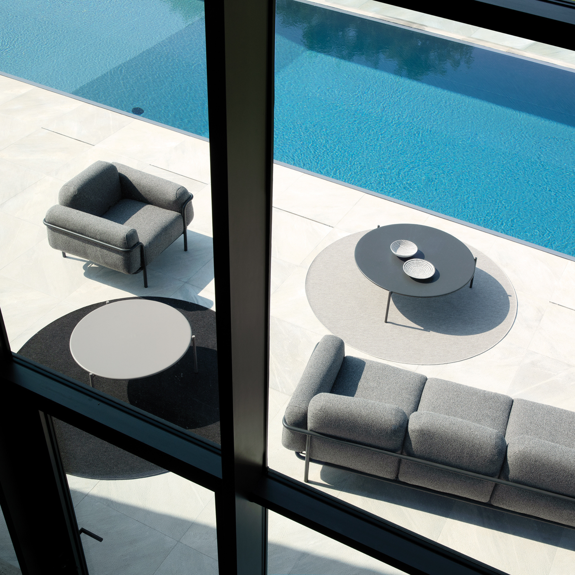 "Hug" padded fabric lounge chair with metal frame for the garden, 105x94 cm, 75 cm high