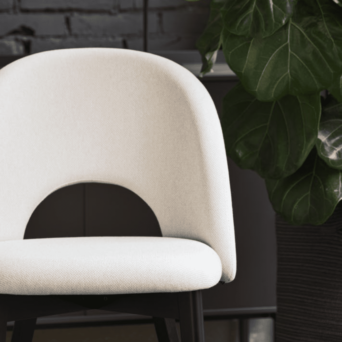 Set di sedie moderne da soggiorno "Tuka Mid Hole" in legno di frassino con seduta imbottita - MondoViro