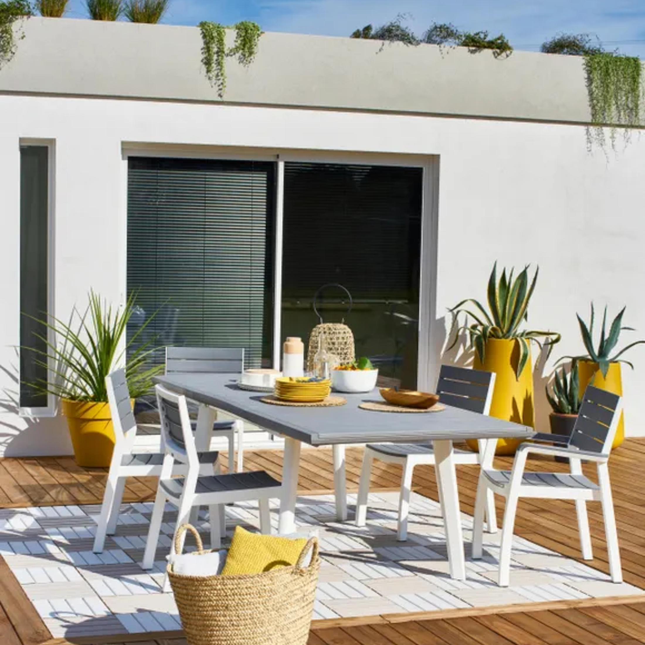 Tavolo per esterno "Harmony" estensibile in resina con doghe effetto legno cm 241x100,5 76,5h