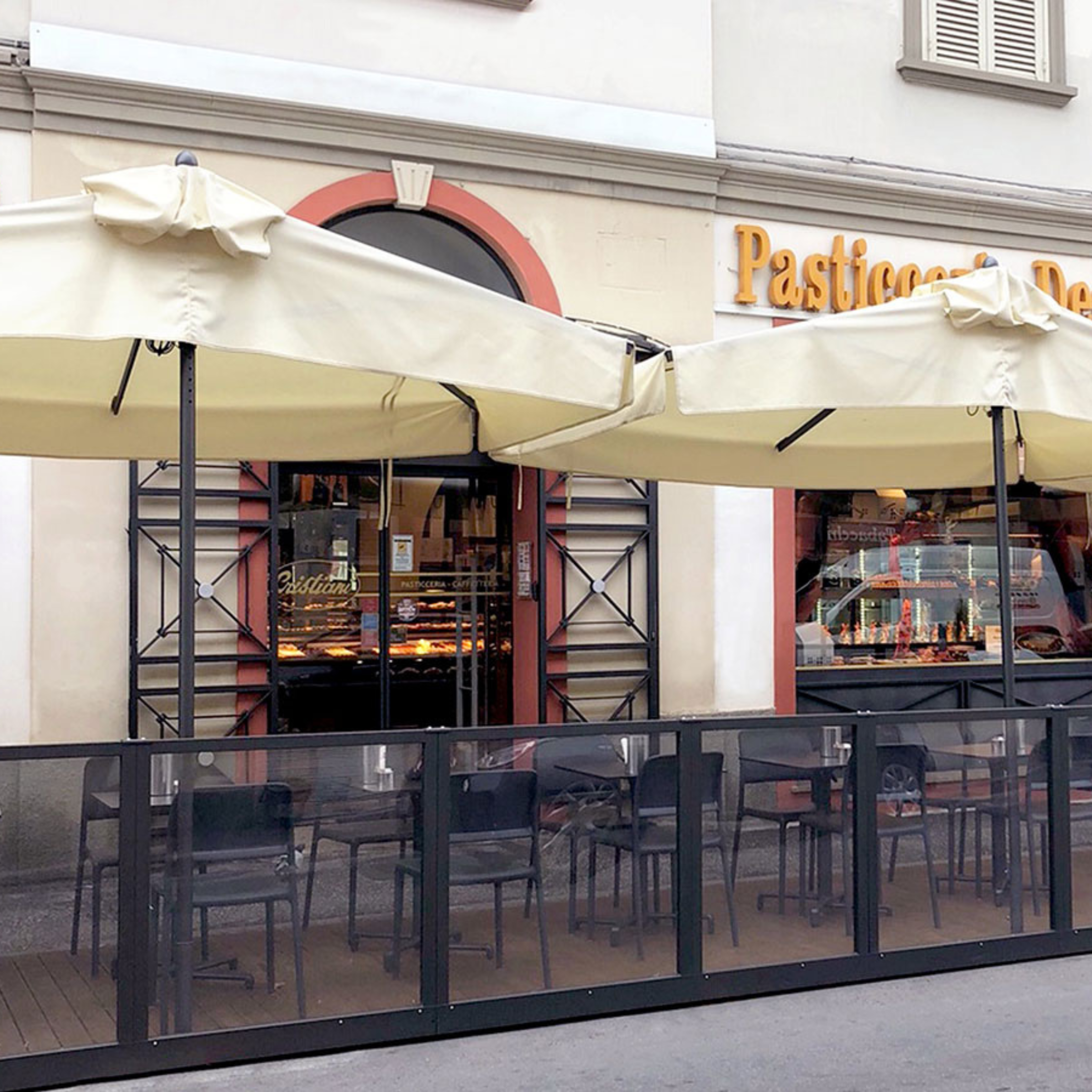 Modern ecru "Mezz'ombra Classic" umbrella with anthracite side pole