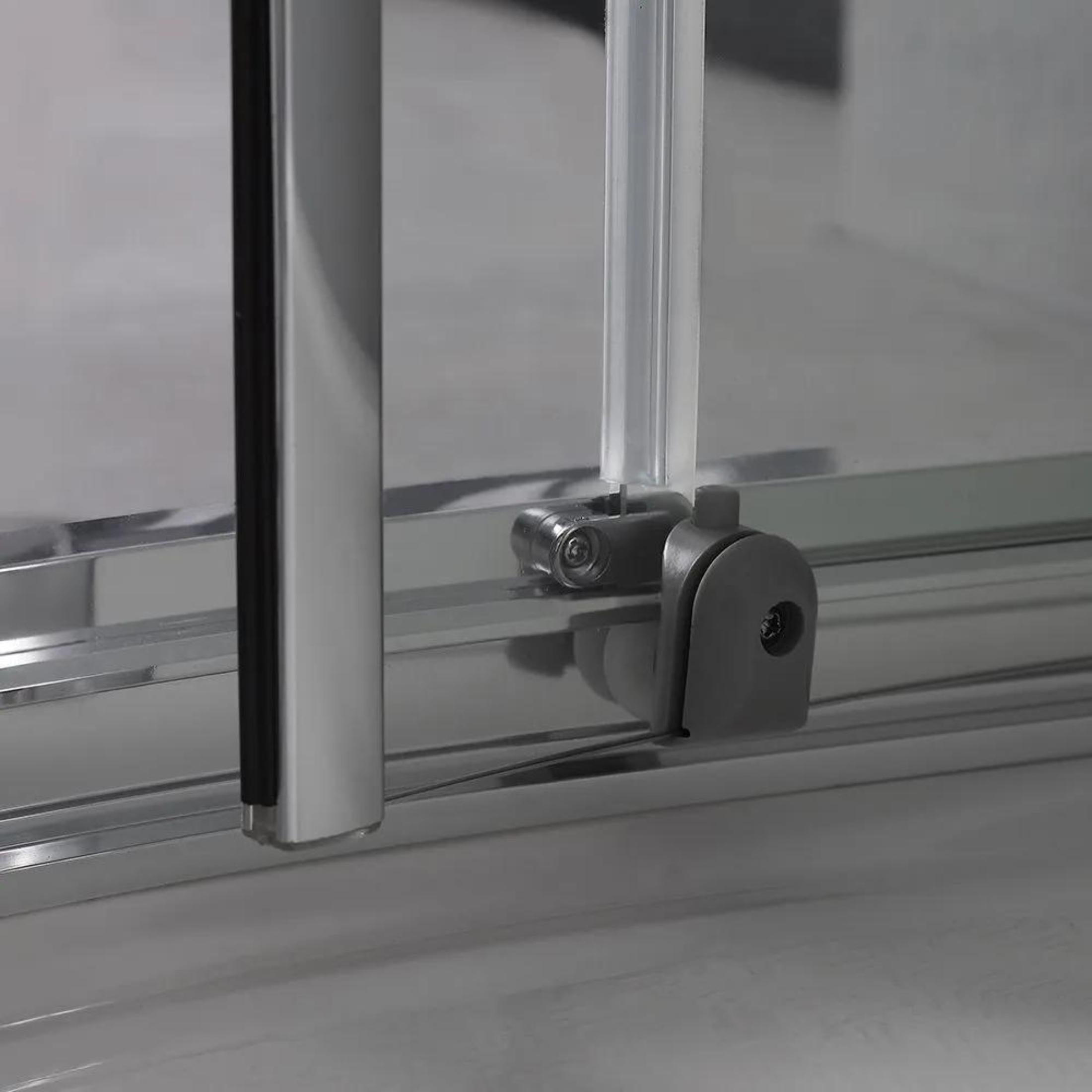 Semicircular shower enclosure with "Ferrara Two" sliding doors in tempered glass, 195 cm high.