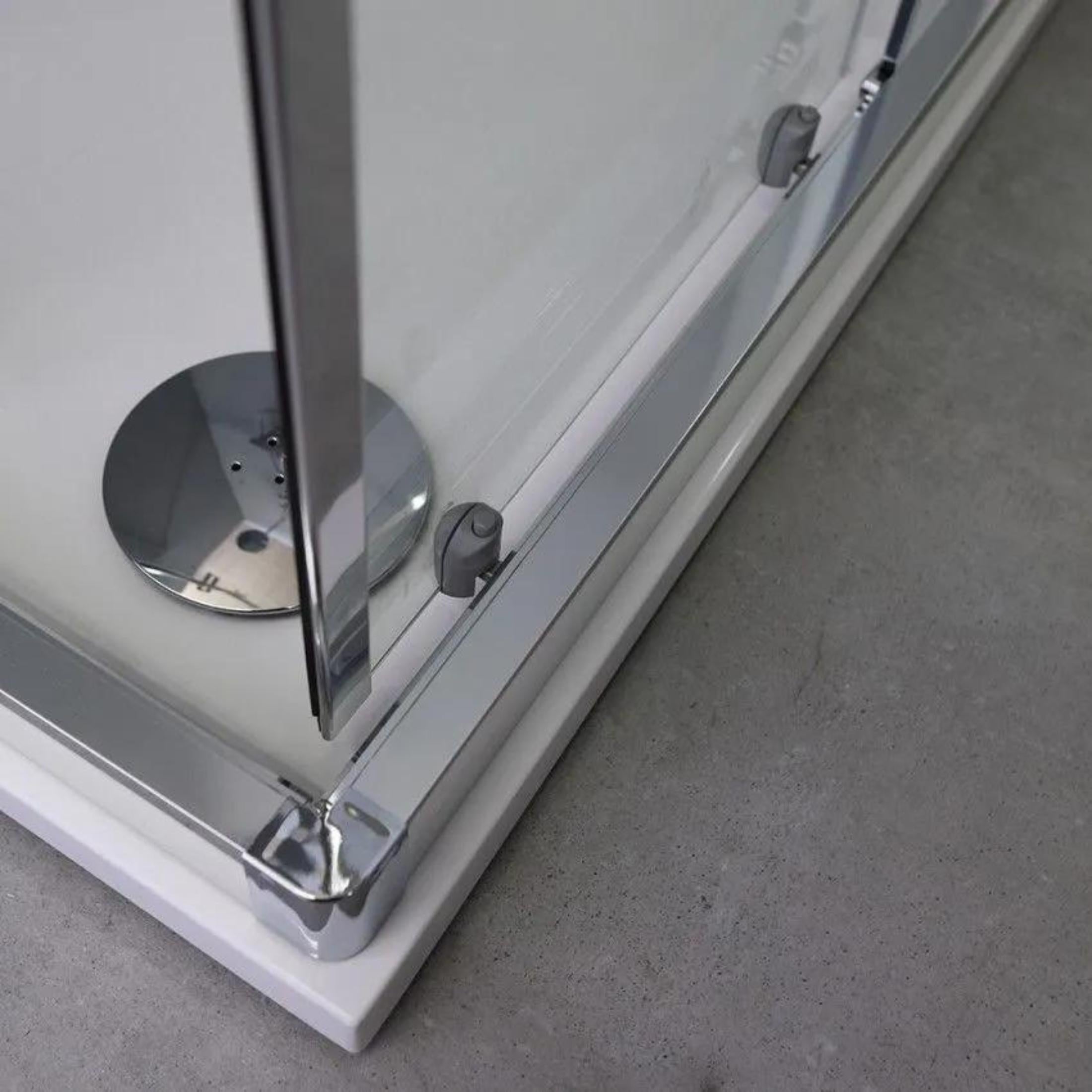 Modern shower enclosure with flat profile "Ferrara Two" in tempered glass and aluminum