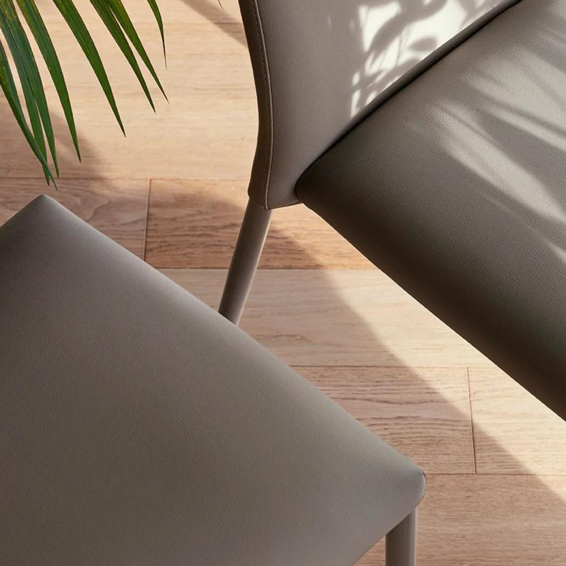 Set of modern "Club" living room chairs with padded seat and backrest, 47x57 cm, 91h