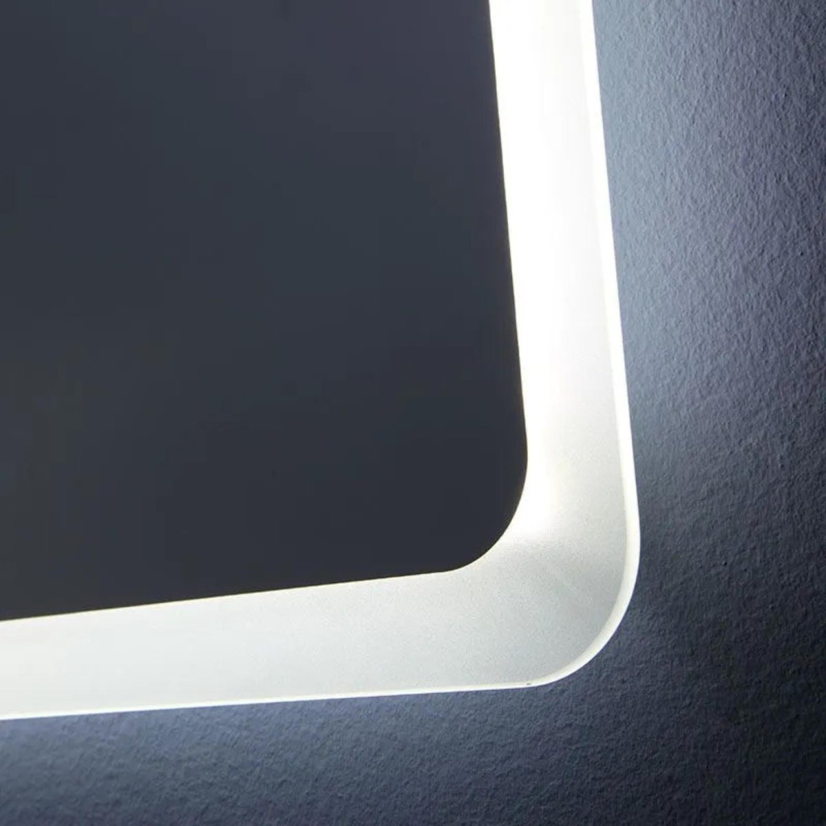 Specchio a led stondato da bagno "Dallas" con cornice illuminata - MondoViro