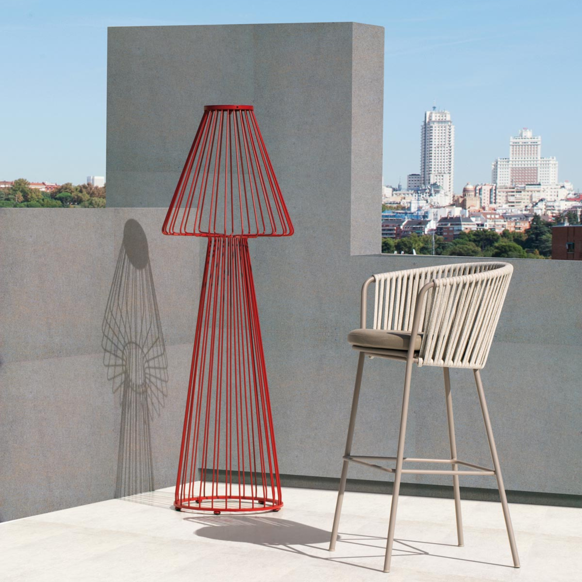 High stainless steel and rope "Daisy Rope" garden stool, 62x53 cm, 104 cm high.