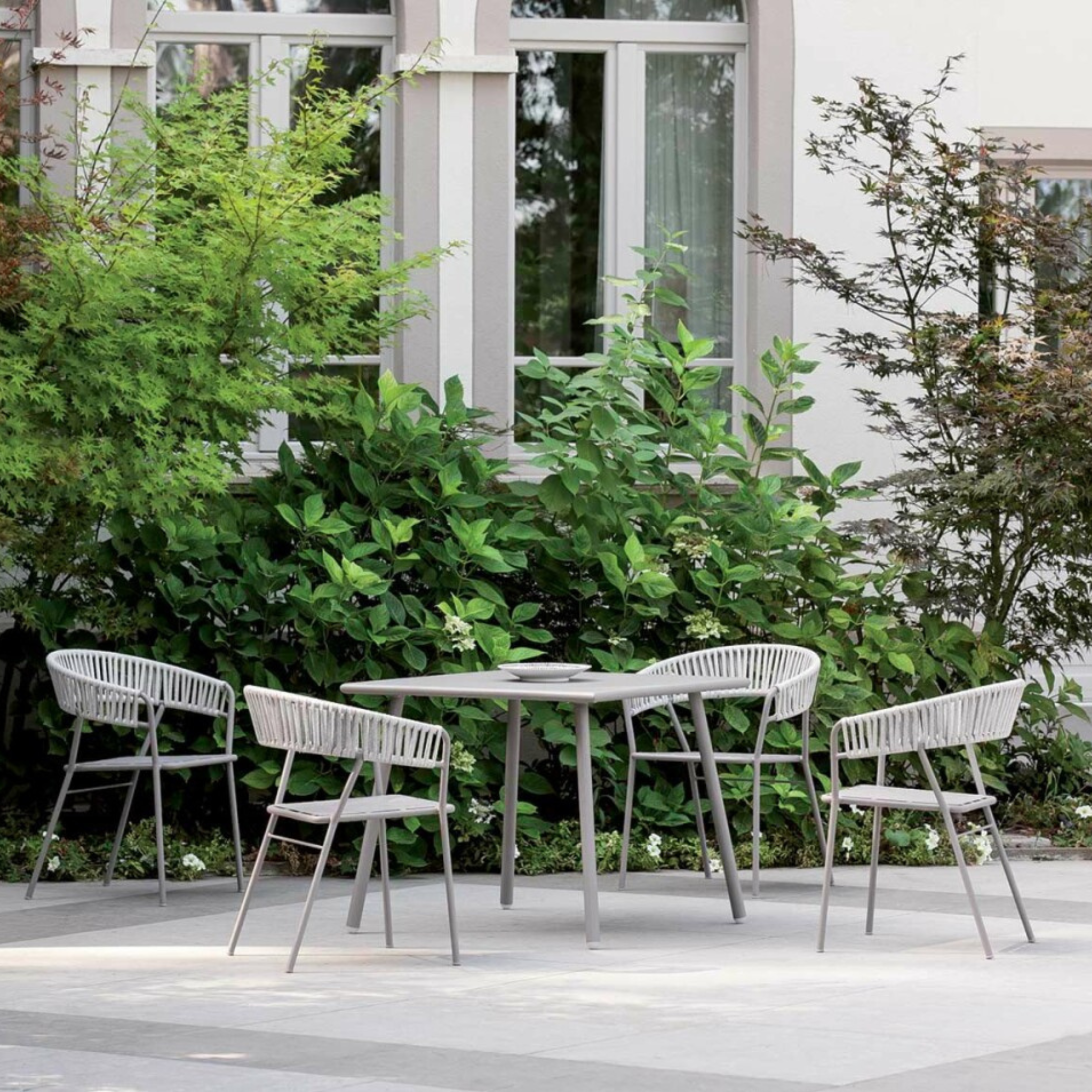 Fixed square "Roma12" garden table in painted metal, 90x90 cm, 75 cm high.