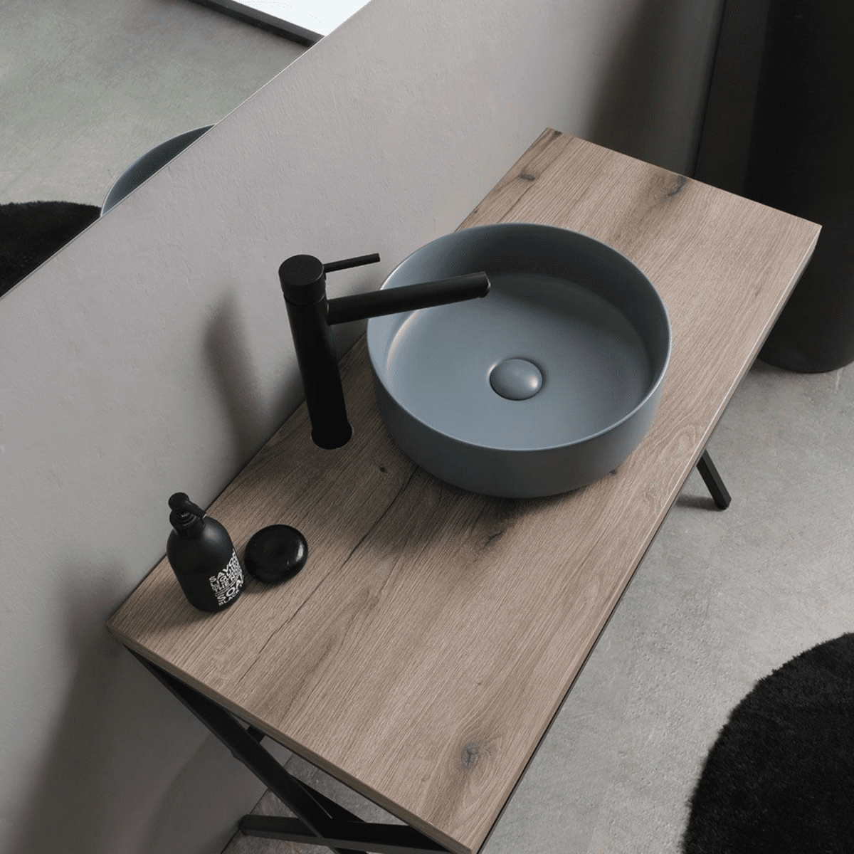 Mobile bagno a terra rovere fossile "Medellín" 100 cm con lavabo grigio rotondo in ceramica e specchio rettangolare - MondoViro