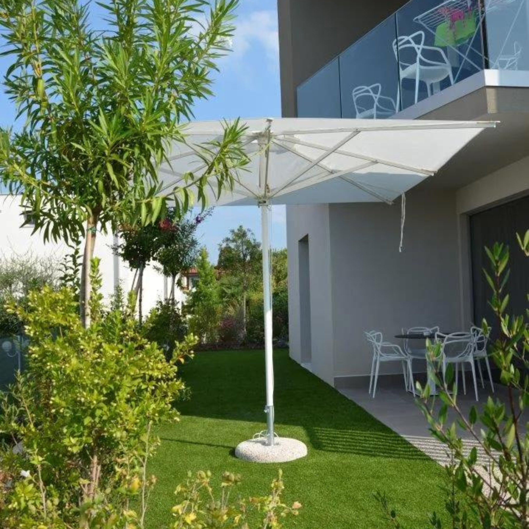 Modern "Corallo Classic" umbrella with white central pole