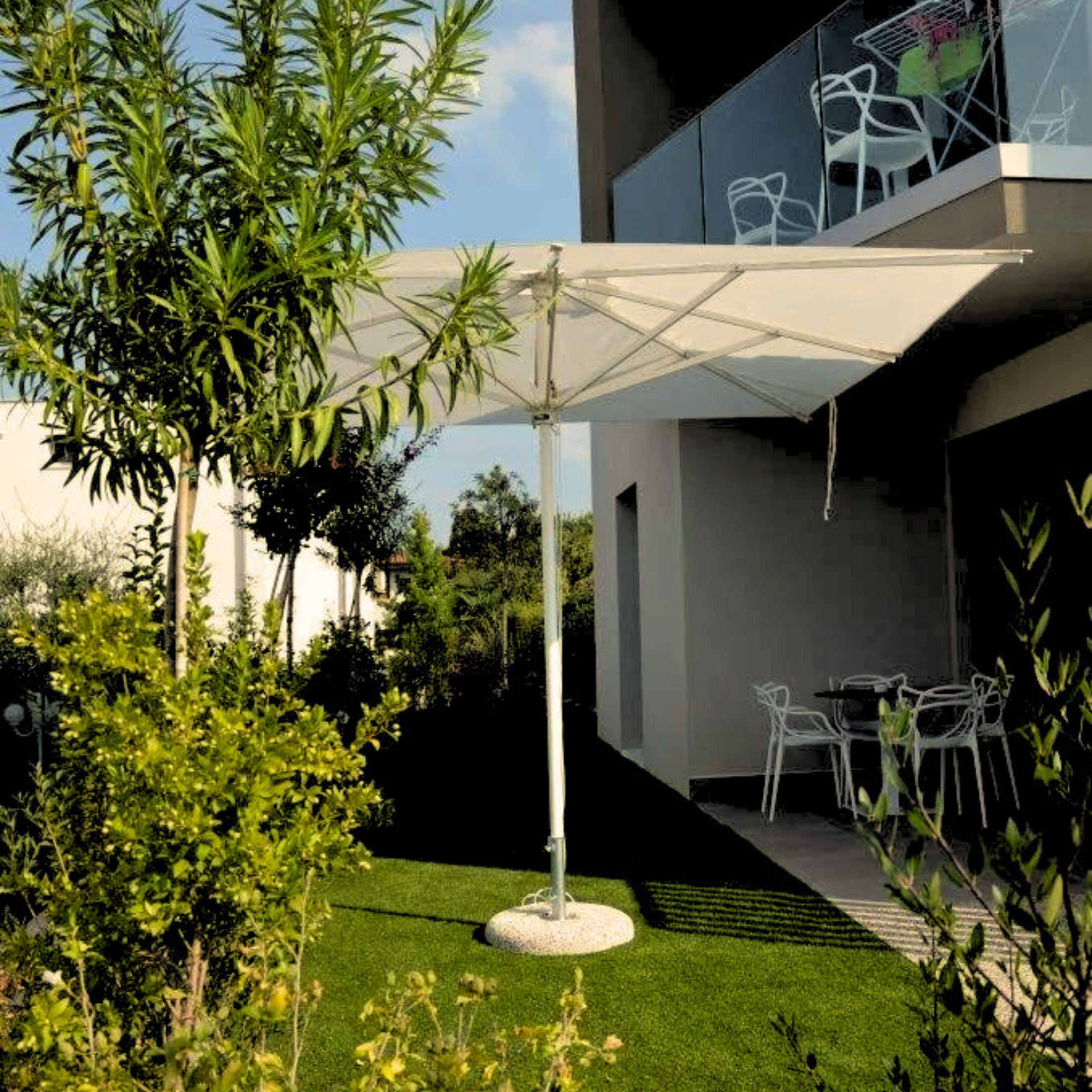 Modern "Corallo Classic" umbrella with white central pole