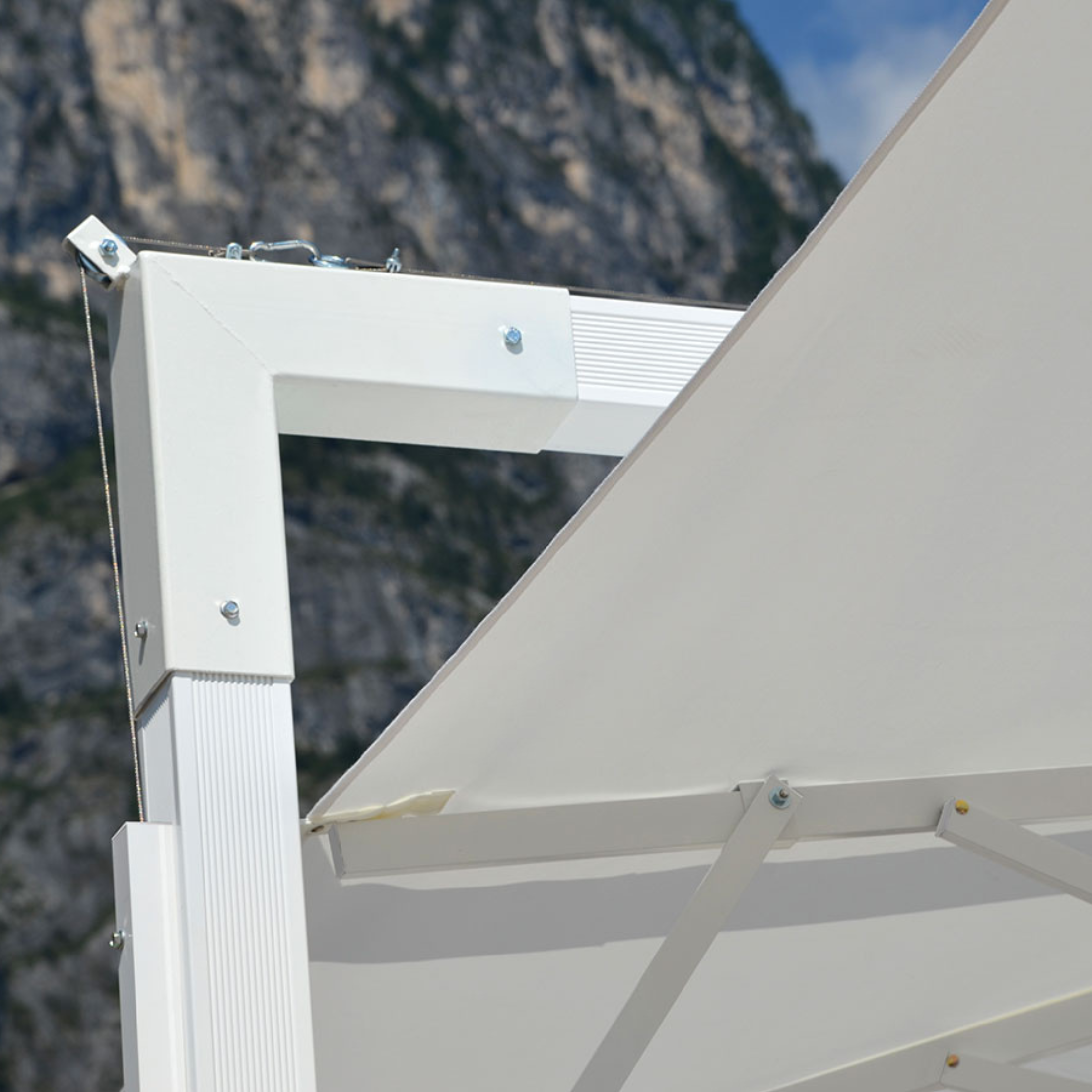 Modern "Deluxe Classic" fixed umbrella with rotating side pole