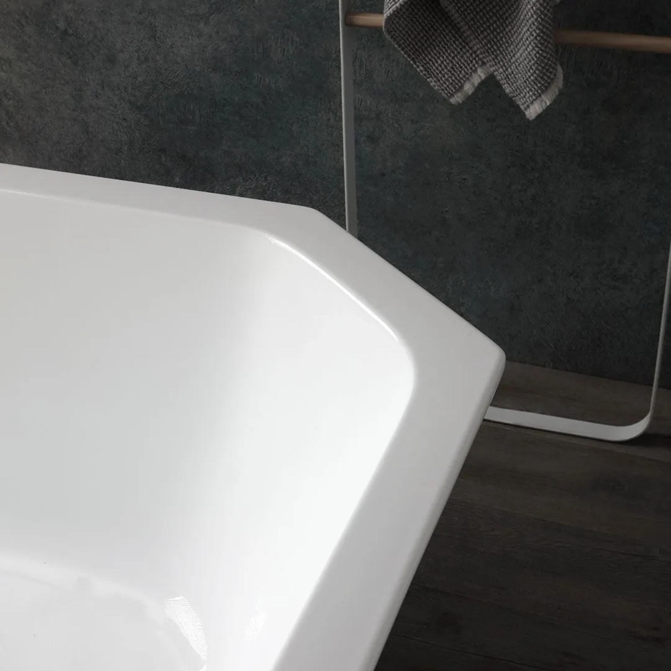 "Beatrice" freestanding octagonal bathtub in white acrylic, 161x74 cm, 56h