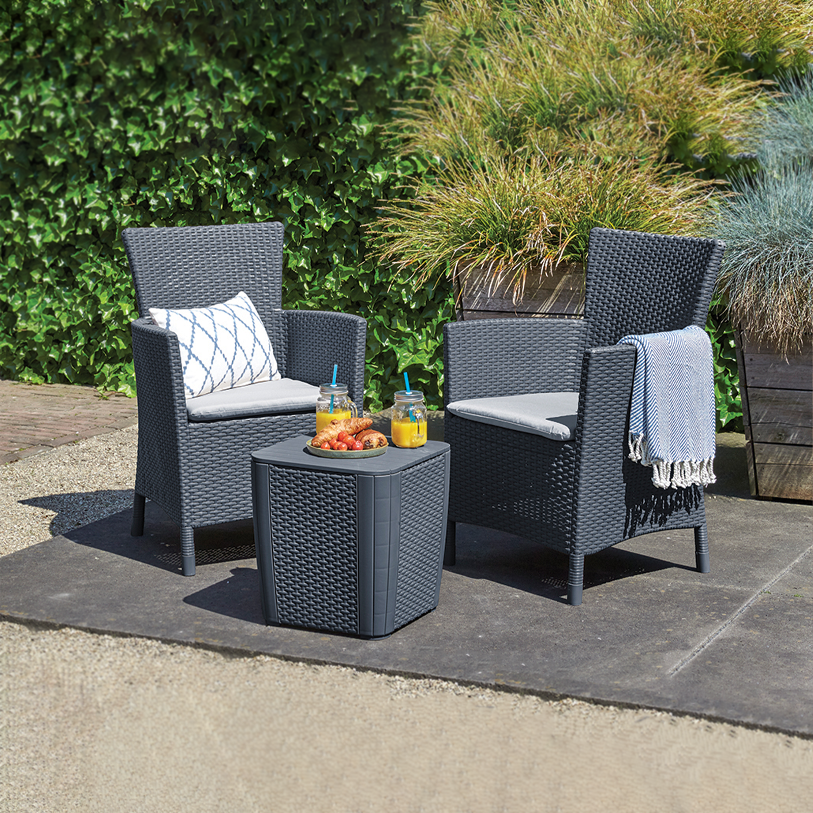 "Iowa Balcony" garden lounge set in rattan resin, coffee table + 2 armchairs with cushions