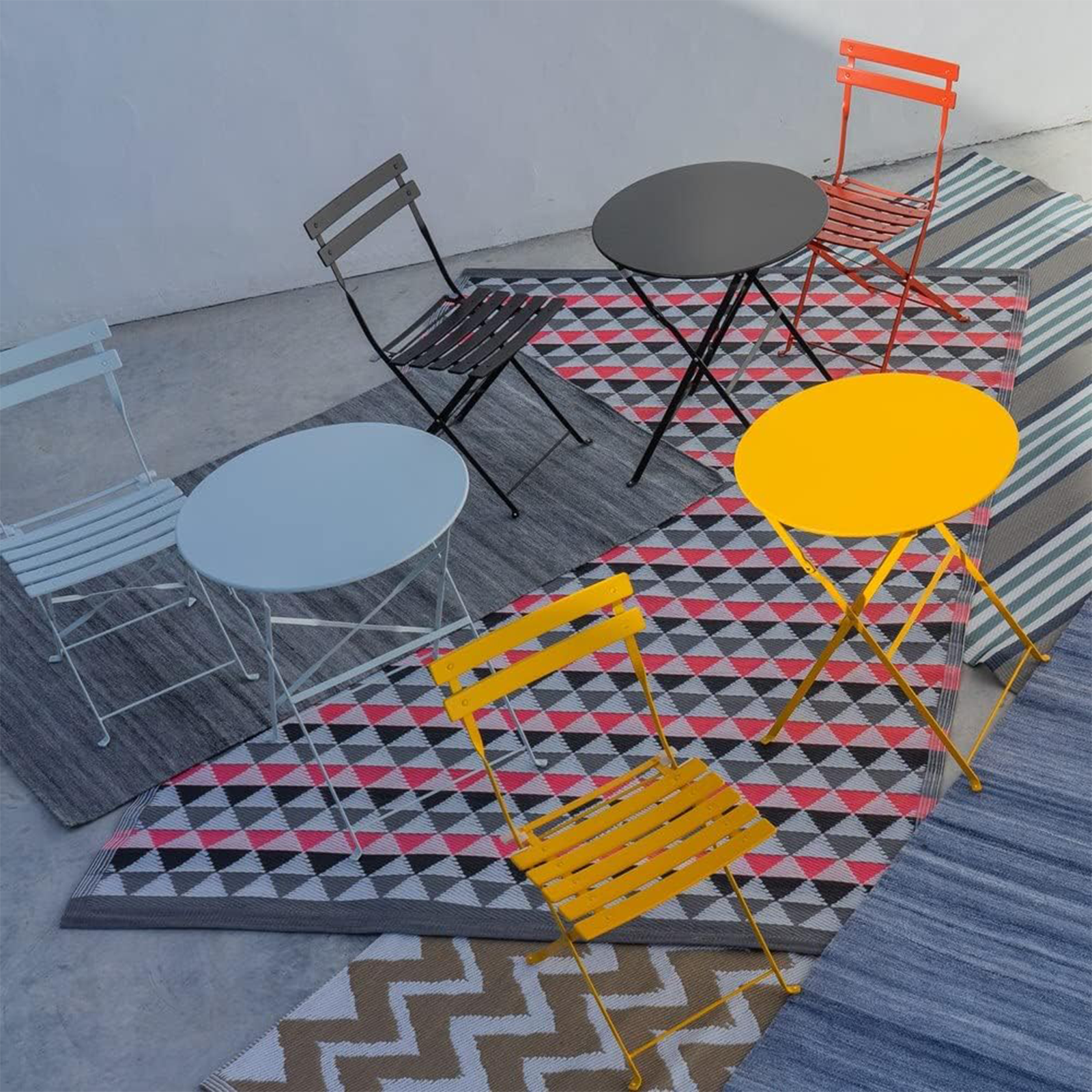 "Giotto" steel dining set with 2 chairs and a folding round table