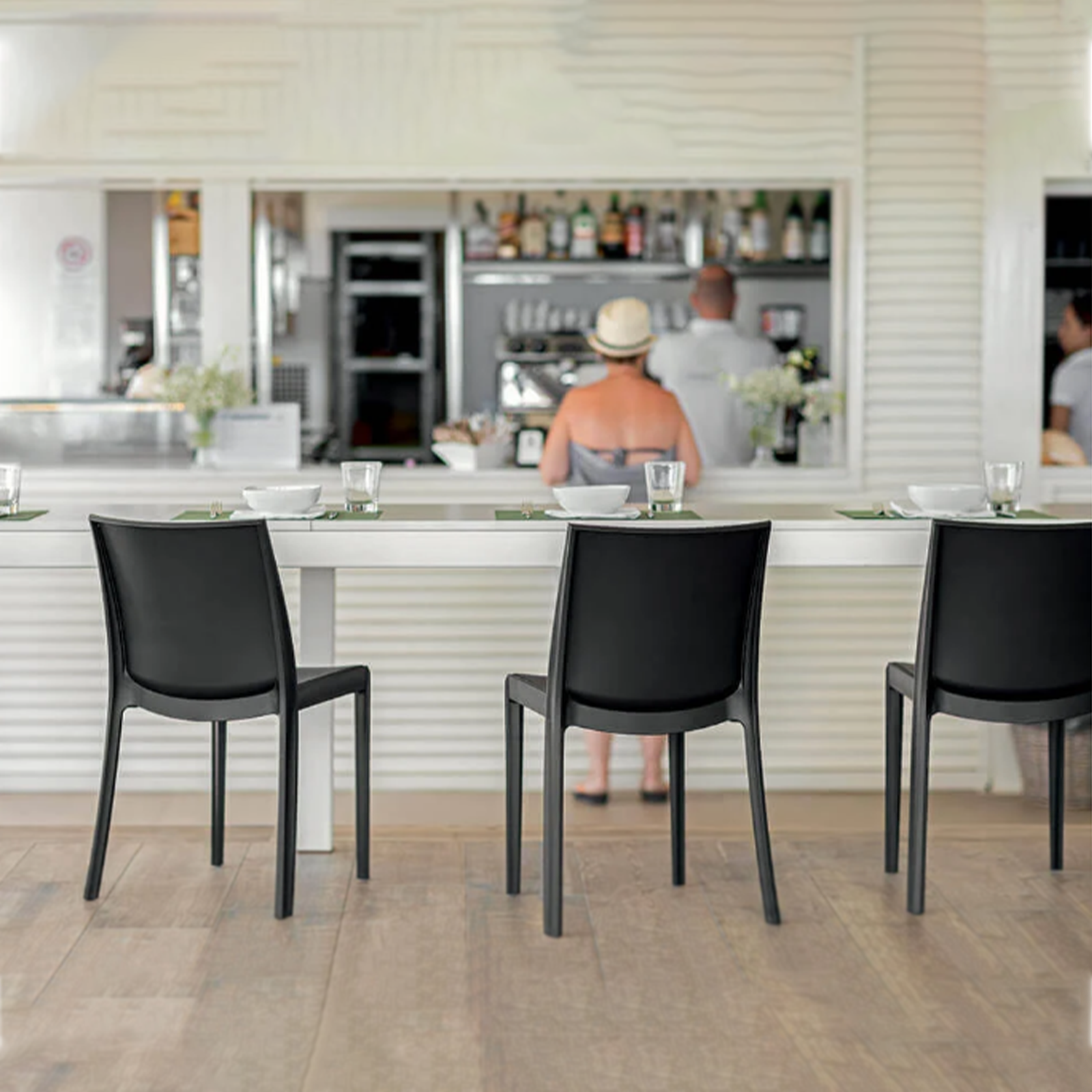 Set of stackable garden chairs "Perla" in non-slip polypropylene for dining, 47x55 cm, 82h