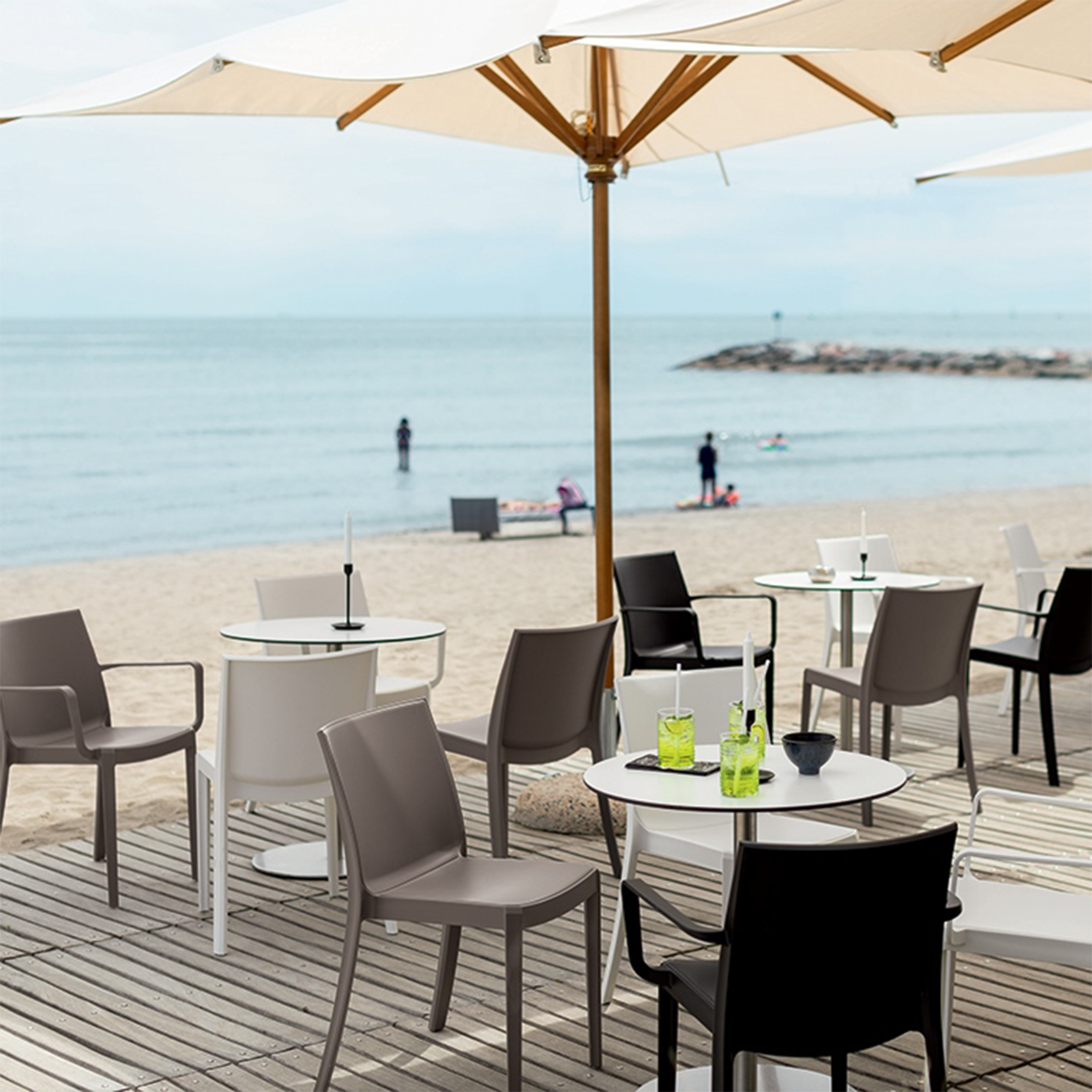 Set of stackable garden chairs "Perla" in non-slip polypropylene for dining, 47x55 cm, 82h