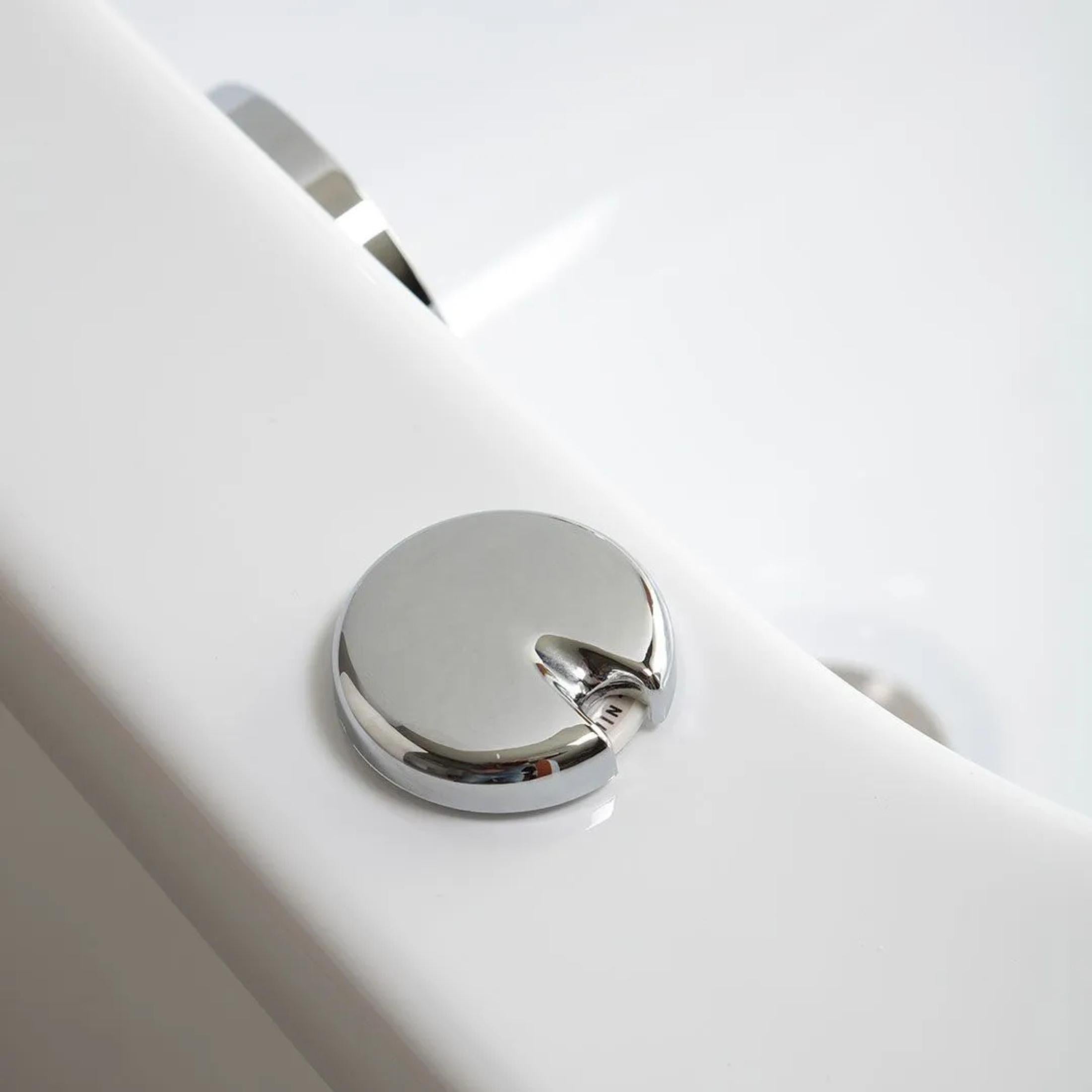 "Elsa" built-in whirlpool bathtub between 3 walls in acrylic, 170x70 cm, 58 cm high.